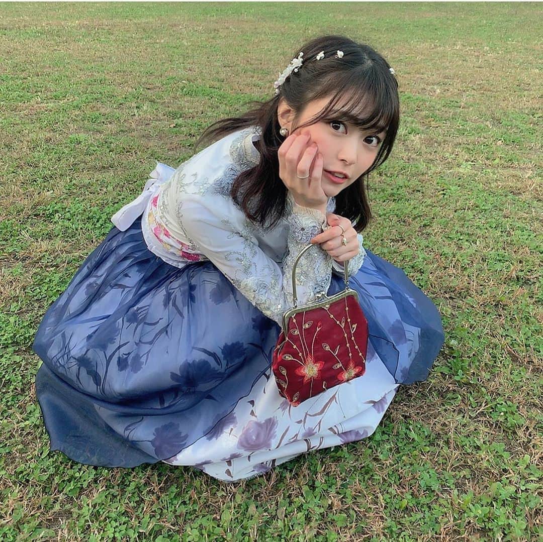 前田亜美のインスタグラム：「. . おすわりﾁｮｺﾞﾘ。. . . たくさん撮ったので載せちゃう。. . . .  ヘアセットもしてくれたんだけど…とっても優しくて色んなヘアアイテムつけてくれたり、髪型もこれが可愛いよ！って色々試してくれて…私の好みも聞きながらやってくれたんだよ🥺. . 街歩いてたら色んな方が話しかけてくれて、たくさん優しい方に恵まれて嬉しかった、楽しかった。. . . . . #Korea #韓国 #海外旅行 #韓国旅行 #チマチョゴリ #チョゴリ  #チョゴリヘア #チマチョゴリレンタル」