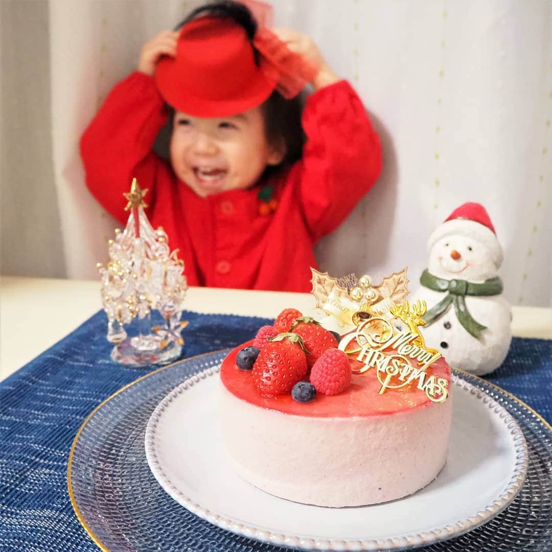 Kuboi Ayumiさんのインスタグラム写真 - (Kuboi AyumiInstagram)「もう12月！﻿ 今月は何回クリスマスケーキ食べようかな。みなさんは決めましたか？﻿ 人気のケーキは早くチェックしないとですよね。﻿ ﻿ ﻿ 先日食べたケーキは、クリオロ（@criollo2016）様からいただいたクリスマスケーキ。﻿ ﻿ イチゴやフランボワーズがたっぷりの華やかでかわいいケーキ「フレーズ・ルージュ」です。﻿ とろっとなめらかなムースとしっとりとした生地の間には赤い実のフルーツをたくさん使ったジャムやゼリー。﻿ 甘すぎず、娘たちと一緒に最後までおいしくいただきました。﻿ ﻿ さすが世界でも高い評価を受けているサントスシェフの極上スイーツ。﻿ 毎年クリスマスはここ！と決めているファンも多いのだとか。﻿ ﻿ クリスマスのオーナメントがついているので、簡単にテーブルを華やかにしてくれますよ。﻿ ﻿ 本店（小竹向原）、中目黒店のクリスマスケーキは12月21日(土)～25日(水)の販売で予約は受けていないそうです。﻿ ﻿ 神戸店は12月17日まで予約受付中です。﻿ ﻿ お店に行けない！という方はオンラインで購入できるので、チェックしてみてくださいね☆﻿ ﻿ ﻿ #Christmas #クリスマス #クリスマスケーキ #cake #homeparty #ホームパーティー﻿ #CRIOLLO #クリオロ #クリオロカフェ #クリスマスケーキ #フレーズルージュ」12月7日 18時18分 - himekagami