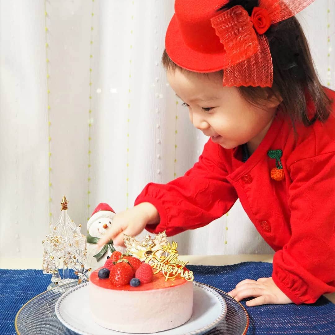 Kuboi Ayumiさんのインスタグラム写真 - (Kuboi AyumiInstagram)「もう12月！﻿ 今月は何回クリスマスケーキ食べようかな。みなさんは決めましたか？﻿ 人気のケーキは早くチェックしないとですよね。﻿ ﻿ ﻿ 先日食べたケーキは、クリオロ（@criollo2016）様からいただいたクリスマスケーキ。﻿ ﻿ イチゴやフランボワーズがたっぷりの華やかでかわいいケーキ「フレーズ・ルージュ」です。﻿ とろっとなめらかなムースとしっとりとした生地の間には赤い実のフルーツをたくさん使ったジャムやゼリー。﻿ 甘すぎず、娘たちと一緒に最後までおいしくいただきました。﻿ ﻿ さすが世界でも高い評価を受けているサントスシェフの極上スイーツ。﻿ 毎年クリスマスはここ！と決めているファンも多いのだとか。﻿ ﻿ クリスマスのオーナメントがついているので、簡単にテーブルを華やかにしてくれますよ。﻿ ﻿ 本店（小竹向原）、中目黒店のクリスマスケーキは12月21日(土)～25日(水)の販売で予約は受けていないそうです。﻿ ﻿ 神戸店は12月17日まで予約受付中です。﻿ ﻿ お店に行けない！という方はオンラインで購入できるので、チェックしてみてくださいね☆﻿ ﻿ ﻿ #Christmas #クリスマス #クリスマスケーキ #cake #homeparty #ホームパーティー﻿ #CRIOLLO #クリオロ #クリオロカフェ #クリスマスケーキ #フレーズルージュ」12月7日 18時18分 - himekagami