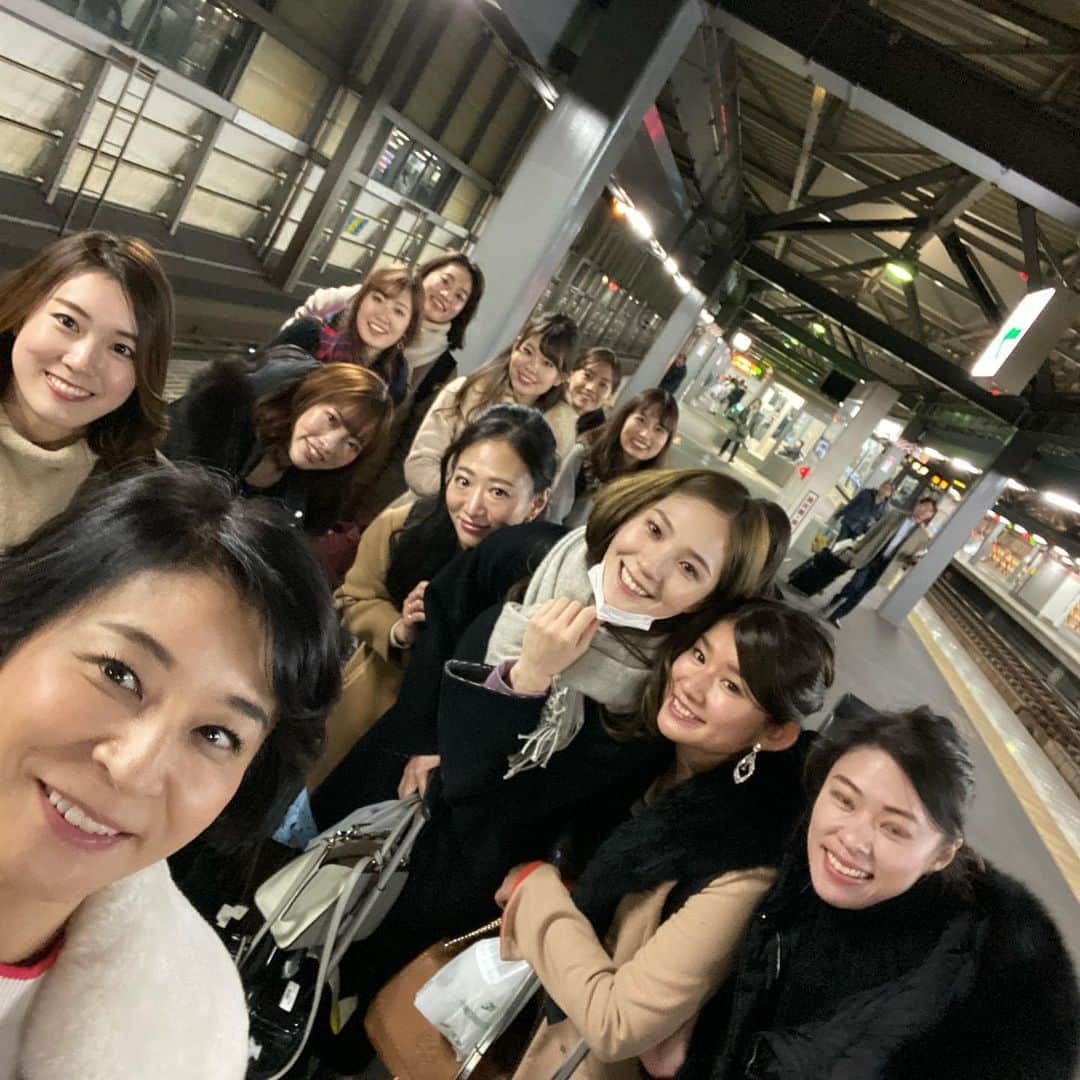 高嶋ちさ子さんのインスタグラム写真 - (高嶋ちさ子Instagram)「朝イチで福井いり。 あまりの寒さにびっくり。 ハーモニーホール福井は相変わらずの素敵な音響でした。 終演後は慌ただしくサンダーバードに乗り込み大阪へ。 お気に入りのムートン着てみました。」12月7日 18時21分 - chisakotakashima