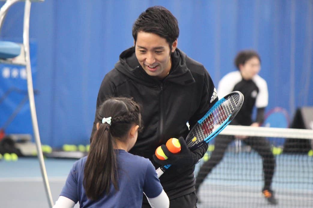内山靖崇さんのインスタグラム写真 - (内山靖崇Instagram)「今日はアディダスの社員さん向けテニスイベントとYoung Athletes Challengeが行われました！  今日をきっかけに更にテニスを好きになったり、テニスを始めてみようかな？と思ってくれたら嬉しいです♫  アディダス繋がりでは横浜F・マリノスがJ1優勝🏆  これからもチームadidasの応援よろしくお願いします😉  #adidas  #youngathleteschallenge  #yokohamafmarinos」12月7日 18時33分 - yasutaka0805