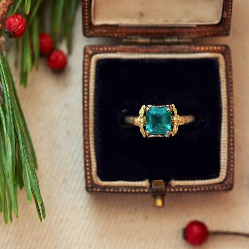 アレックスモンローさんのインスタグラム写真 - (アレックスモンローInstagram)「1 spectacular Emerald flanked by 2 teeny weeny 18ct Gold Bee’s on a White Gold bee textured band! 🐝💍💚 This #OneofaKind Ring is available  to delight and discover exclusive to our @alexmonroe_boutique #LondonBridge 🛍 #AlexMonroe #HandmadeinEngland #InspiredbyNature」12月7日 18時28分 - alexmonroejewellery