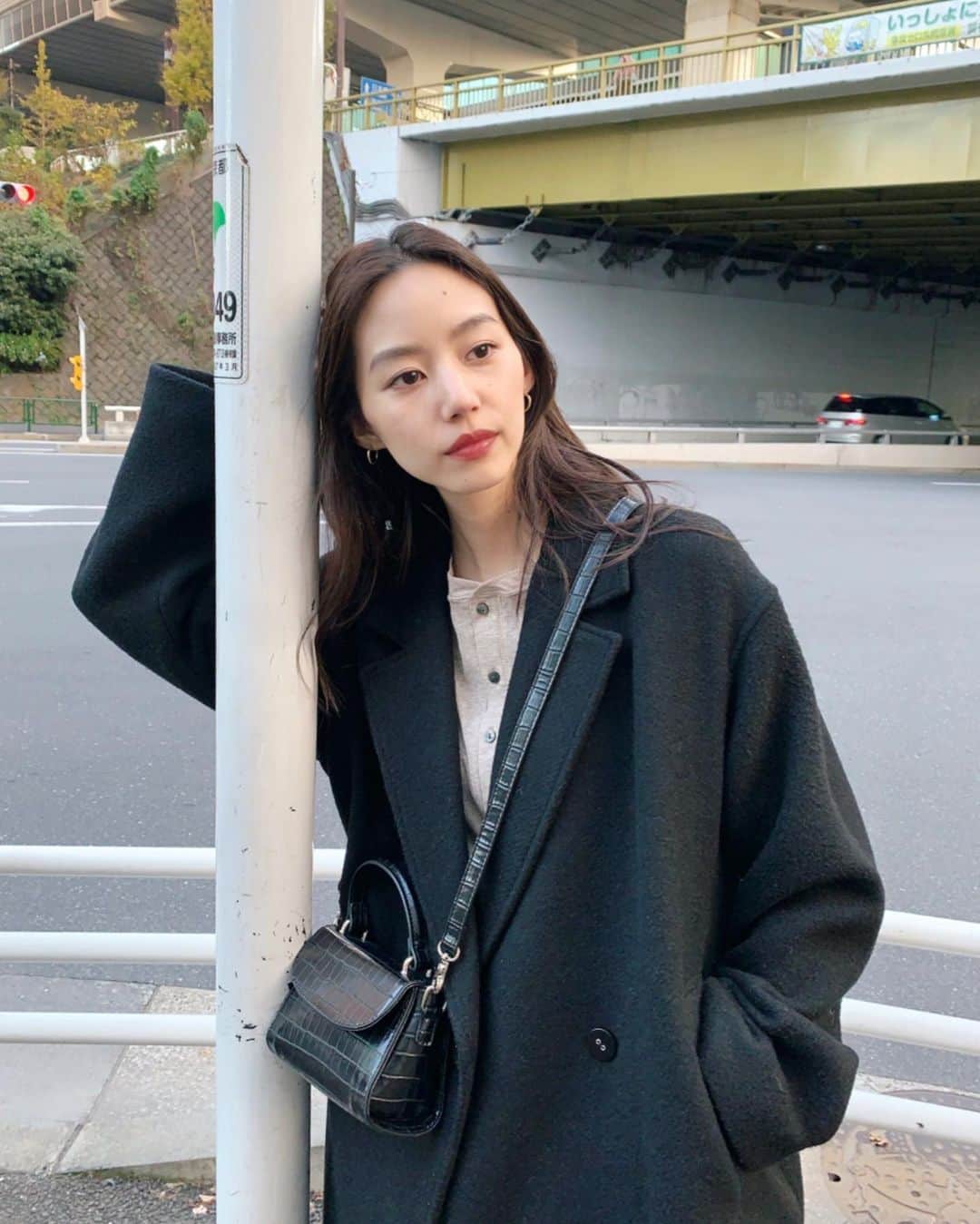 Shiho Sasakiのインスタグラム：「なんだか明後日の方向いてる写真🤳笑 woolのロングコートはやっぱり定番で、毎年なんだかんだお世話になってる✨ 新作のコートは後ろ姿が特に可愛いんだよ❤️ スワイプ➡️してチェックしてみてね🧥 #MOUSSY#MOUSSYSNAP」