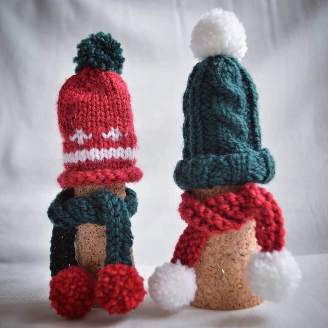 のインスタグラム：「Christmas bottle cap🍷some years ago. In the christmas season , I want to knit something like this ！  Let's think of something cute this year🧶 * * 何年か前に作ったクリスマスボトルキャップ🍷結構評判がよかった✨ クリスマスが近づくといつもこういうかわいいものを編みたくなる🎄 また何か考えようかなぁ🧶  #christmasknitting #christmasknit #christmasknits #christmasknitting2019 #christmasyarn」