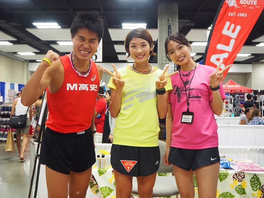 西谷綾子のインスタグラム：「✴︎ 目の前の方とお話できるのは ほんのちょっとの時間だけど、 その方が今何に悩んでいるのか早く気づき 少しでも不安や心配事を取り除いてあげたいっ😌✨ ・ ホノルルで毎年会える方との再会や 今回をキッカケにまた繋がりが持てる方‥🌱☺️ 嬉しいなー！楽しいなー💓 ・ 【お知らせ】 写真📸⑦ 12/9(月)11:00〜13:00 アラモアナセンター内シロキヤセンターステージ。 フィニッシャーTシャツ着てレースの様子を 教えてください😊👍 プレゼントあります❣️ ・ #ファイテン #ホノルルマラソン #出逢い #感謝」