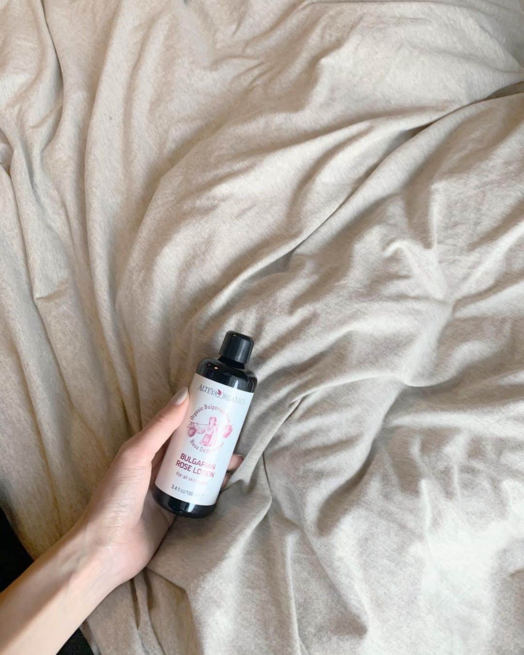 のインスタグラム：「organic⋆︎* ・ ・ ブルガリアのオーガニックローズ100%使われている無添加の化粧水♪ オーガニックと聞いたらつい手にとってしまう◡̈°. クレオパトラも愛したと言われているダマスクローズというバラを贅沢に使われていていい香りなのにお手頃価格❁⃘°. 色んな国際的な賞を受賞したアルテヤ社では12/16までポイント20%バックキャンペーンをしてるみたいだよ♪ ・ ・ #アルテヤオーガニック #オーガニックローズ  #ダマスクローズ #ローズローション #Ambassador #無添加 #オーガニック #ブルガリア @alteyaorganics.japan」
