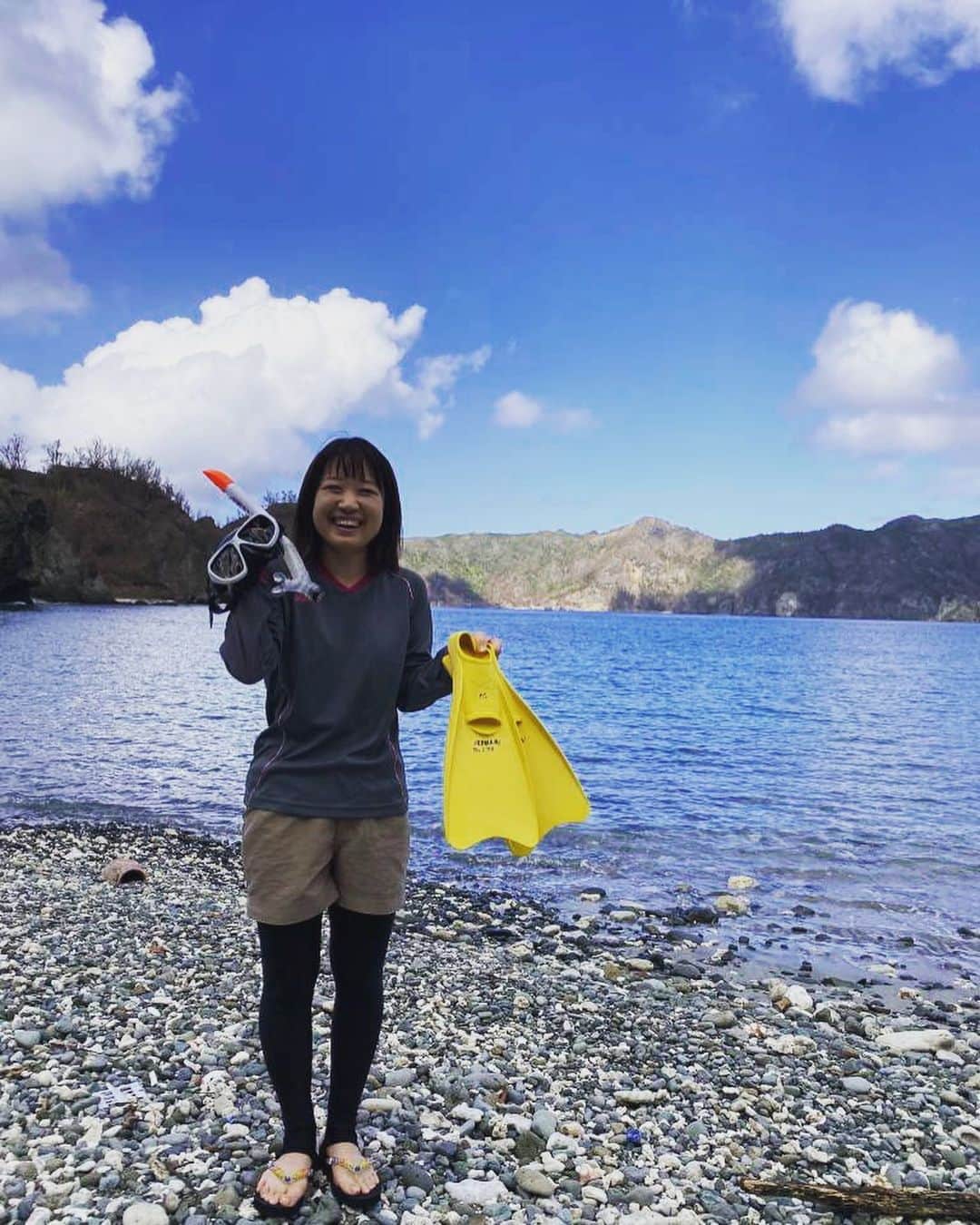 女子アナ47のインスタグラム：「こんにちは。元NHK鹿児島放送局のキャスター村上留奈です🌟  この間「小笠原諸島の父島」に行ってきました！  11月の初旬に行ったのにとっても暖かくて、半袖短パンにビーチサンダルで過ごすことができました✨  父島に行く船🚢は1週間に1本程度しかないのですが、ゆったりとした南国旅を楽しんでみてはいかがですか？ . #女子アナ47 #47発信プロジェクト #アナウンサー #フリーアナウンサー #女子アナ #地方創生 #地方創生アナウンサー #司会 #司会者#旅行好きな人と繋がりたい #47都道府県制覇の旅 #47都道府県制覇 #アナウンサーの日常 #アナウンサーコーデ #女子アナウンサー #女子アナコーデ #女子アナが好き#父島 #小笠原諸島 #小笠原諸島父島 #南国旅行 #小笠原諸島の旅 #南国リゾート #国産パッションフルーツ #スターフルーツ #パッションフルーツ #南国フルーツ #癒しの風景 #癒しの旅」