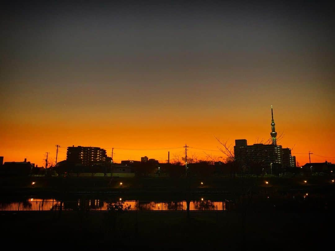 Шамов Дмитрийさんのインスタグラム写真 - (Шамов ДмитрийInstagram)「Закат в Токио | Sunset in Tokyo | 東京の夕日 #japan #tokyo #sunset #travel #traveling #trip #travelgram #japanese #путешествие #токио #япония #закат #шамовдмитрий #небо #日本　#東京　#旅行　#夕日　#日の入り　#空　#夕焼け #ロシア人」12月7日 18時54分 - shamovdmitry