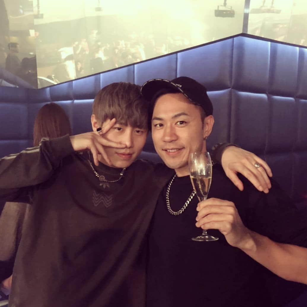 DJ DAIKI（若林大輝）さんのインスタグラム写真 - (DJ DAIKI（若林大輝）Instagram)「Finally We have a party with @octagonseoul & @seloctagontokyo_official 🇯🇵&🇰🇷 . 遂に韓国オクタゴンと日本のオクタゴンがタッグを組み毎週木曜日オクタゴン東京でパーティーがスタートします👏✨ . 第1回目のGuestはオクタゴンソウルで一緒にレジデントを務めた @djak_kim が出演し平日木曜日から最高の盛り上がりでした🔥🔥🔥 . 僕は12/19木曜日に出演しますのでぜひご都合が合う方はオクタゴンに大集合よろしくお願いします😊その日は新曲も披露する予定で、Drummer SHINとLIVE Setも組みます🥁 . 12月後半なので忘年会的な感じて盛大にパーティーしたいと思います🎉🎧🎶12/19はオクタゴンに大集合よろしくお願いします🙆 . #seloctagontokyo #octagonseoul #djlife #djdaiki #djak #djaster #edcjapan #tokyo #instadaily #instagood #friends #instamood #like4like #tflers #followme #tagsforlikes #amazing #ultrajapan #オクタゴン #木曜日は #モクタゴン」12月7日 19時01分 - daiki.wakabayashi