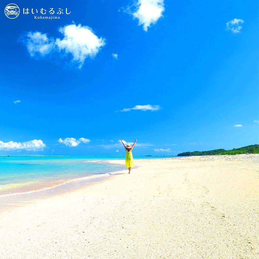 のインスタグラム：「晴れた日に素足になって海岸歩き、足元から島の元気に触れる心地よさ… 海風も波音も自然からの素敵な贈り物です。 #沖縄 #八重山諸島 #石垣島 #砂浜 #海岸 #散歩 #素足 #癒し #小浜島 #リゾート #ホテル #はいむるぶし #japan #okinawa #yaeyamaislands #ishigaki #beach #wave #bluesea #kohamajima #beachresort #haimurubushi」