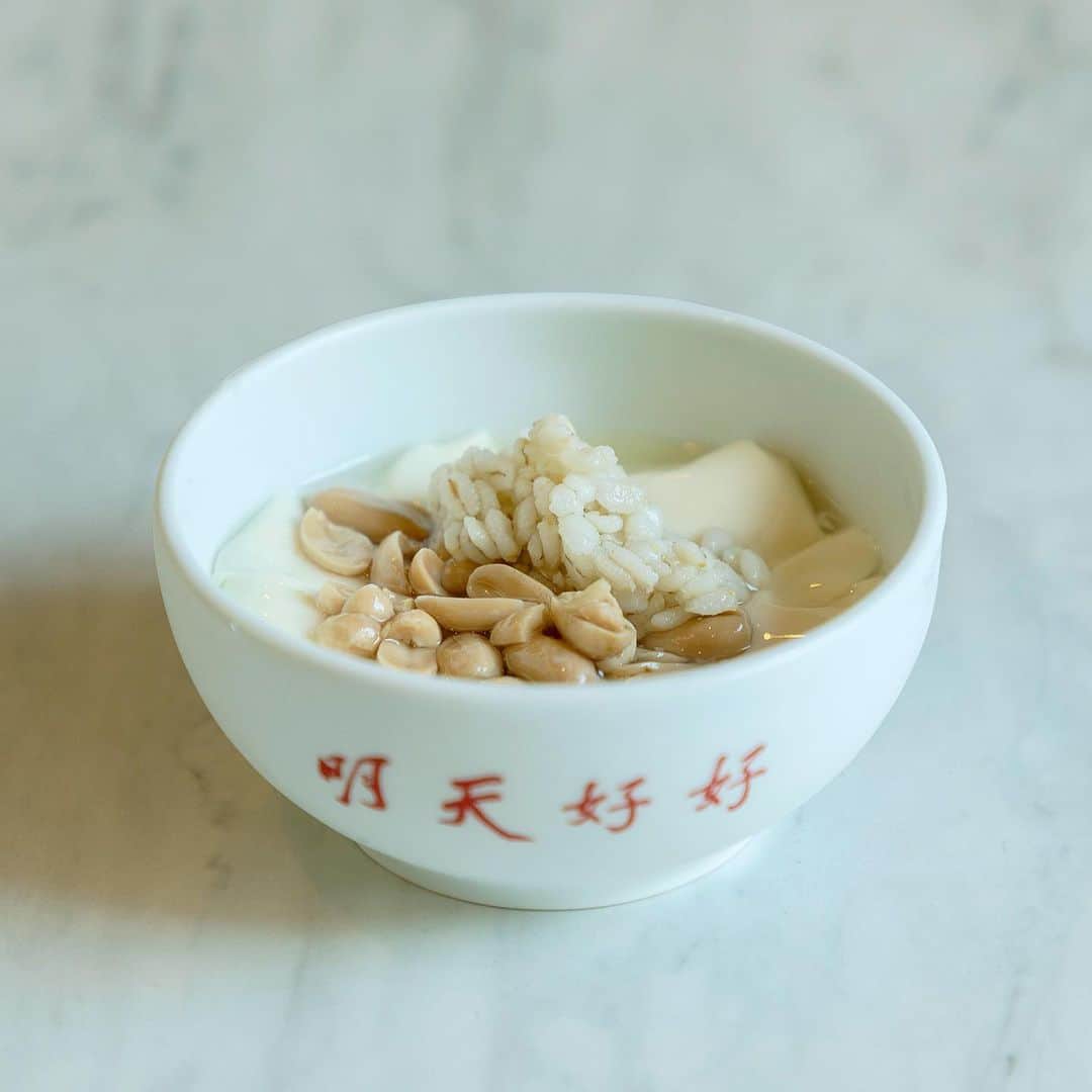 Hanako公式さんのインスタグラム写真 - (Hanako公式Instagram)「初めての豆花は一番シンプルなものを選んで🥄﻿ ﻿ 〈明天好好〉のメニューの中でももっともベーシックな「朝食豆花」。心がほっとなごむ甘みのシロップに押し麦やピーナッツの具材が🥜「毎日食べても飽きない」とリピーターも多数。﻿ ﻿ 【Hanako_おいしい店！2019-20発売】﻿ #Hanako #Hanako_magazine #おすすめ店 #グルメ #グルメ部 #食べ歩き #東京グルメ #東京ランチ #忘年会 #新年会 #カフェ巡り #スイーツ部 #台湾グルメ #喫茶店 #カレー好き #肉グルメ #パフェ #アイス部 #餃子 #クラフトビール #ベーカリー #パン好き #食べ歩き #台湾スイーツ #中目黒カフェ #明天好好き #豆花 #photoby_NorioKidera」12月7日 19時10分 - hanako_magazine