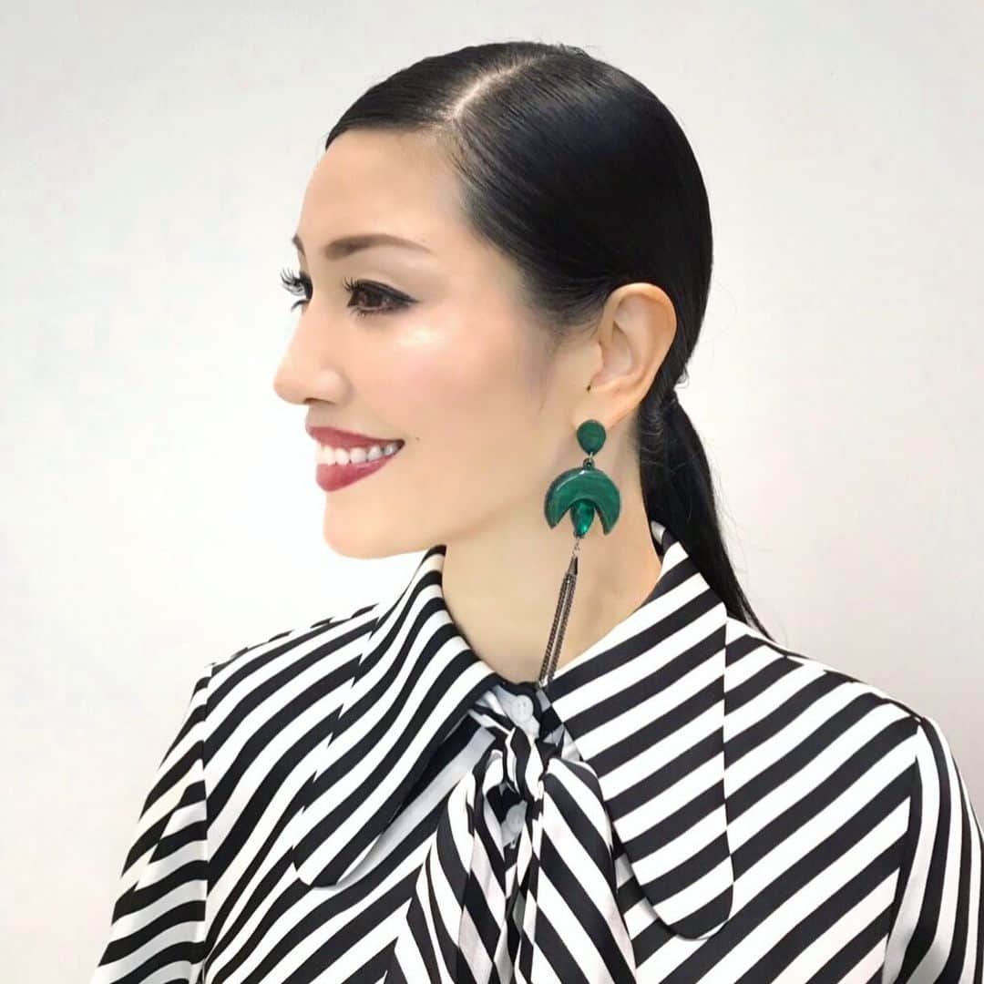 のインスタグラム：「大きめピアスが流行ってますが、首が長いことと顔が濃いこともあり(笑)、長いインパクトピアスが大好き💗 。 "男性は揺れるものを追いかける習性がある"とのこと。 旦那様のテディが、もっと追いかけてくれるかなぁ💗 なーんて😍 。 #公開ノロケ # ブラウス、パンツ　　@wb_press_official  ピアス　　@stellarhollywood 靴  @versace」