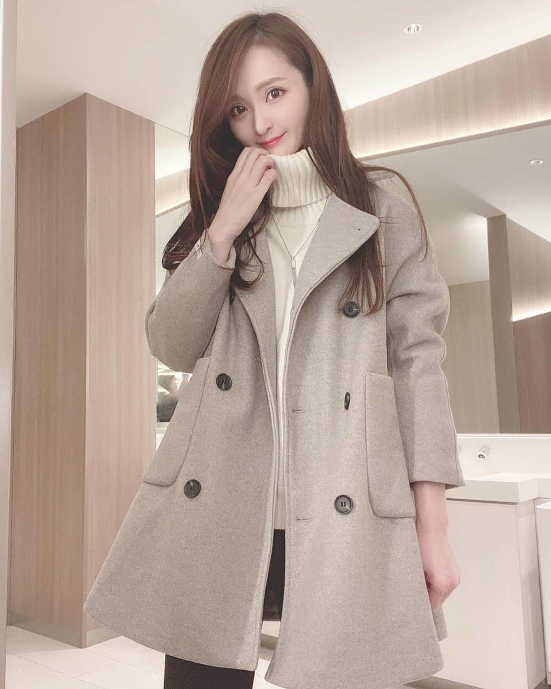 のインスタグラム：「今日は一段と寒いね〜🥶❄️ ・ もこもこの分厚いニットを着てもさらりと羽織れるオーバーサイズのアウターは @ailla__officialのもの😊ざっくりしたアウターはひとつあるとほんとに便利♥︎ カラーは黒と迷ったけどグレーアプリコットにしたよ。 ロングスカートやワイドパンツとも相性よくて、 最近ヘビロテなアウターです☃️ ・ #寒い日コーデ#極寒コーデ#グレーコート#グレーアプリコット#ailla#PR」