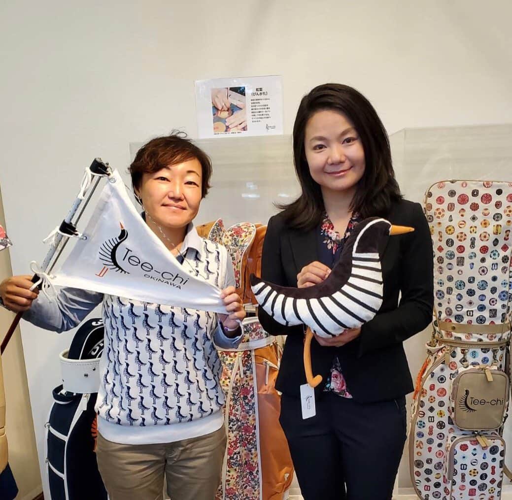 上原彩子さんのインスタグラム写真 - (上原彩子Instagram)「今年も　@teechi_okinawa_golf_resorts を着て戦いました。 新作ベストやポロシャツも出てます！ 沖縄感、満載のウェアーです。 皆さんもチェックしてみてください。 #ウェアー #ベスト #ポロシャツ #新作 #おきなわ」12月7日 19時28分 - ayako_uehara.golf