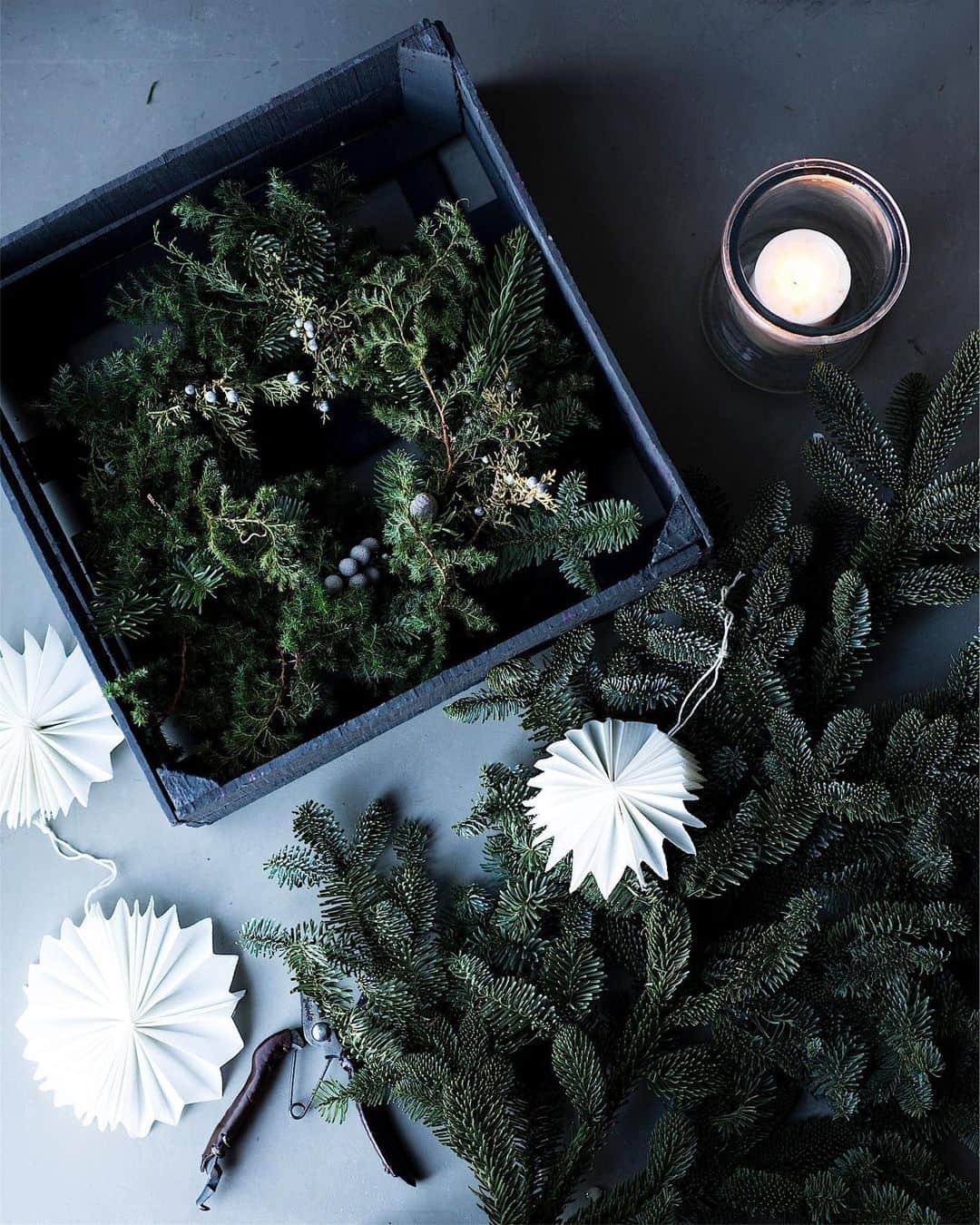 増田由希子さんのインスタグラム写真 - (増田由希子Instagram)「I made this Christmas wreath as a gift. Have a wonderful weekend everyone! #winterwreath #christmaswteath : : 開店おめでとうございます🎈 もう10年以上お世話になっている山梨の雑貨店 kanon さん、しばらくお店をお休みされていましたが、新しい形でまた始められることになりました。 @oyatsu_utatane  #お祝いのリース : : そして、企画展参加のお知らせです。 山口　@a_demain_yamaguchi さんの冬の企画展に今年も参加しています。リース、スワッグ、ワイヤー花器を出品させていただきました。 期間：12月6日（金）〜27日（金）まで」12月7日 19時30分 - nonihana_