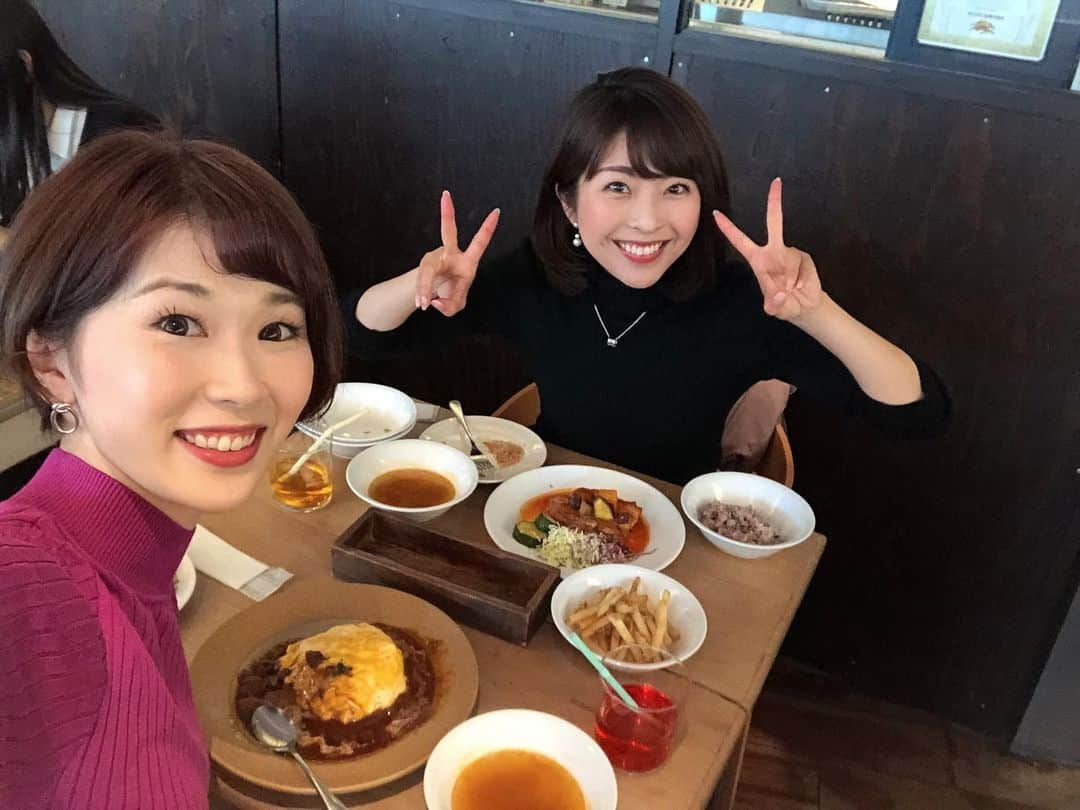 小松千絵さんのインスタグラム写真 - (小松千絵Instagram)「大好きな渚沙さんとランチ❤️ RSK時代の先輩で、文化放送を経て現在フリーアナウンサーとして活躍されています✨ なかなかタイミングが合わなかったのですが、やっと会えましたー✨ バリバリ働く渚沙さんの姿は相変わらずカッコいい😻 お話を聞いてもっともっと自分も頑張ろうと思いました♬  #おびーるタイムは今回はお預け #いつもキラキラしている渚沙さん✨ #ランチ #アナウンサー #岡山 #小尾渚沙  #小松千絵 #先輩 #先輩大好き #文化放送 #山陽放送 #ラジオ #radiko #前髪巻きすぎました」12月7日 19時37分 - komao_chie