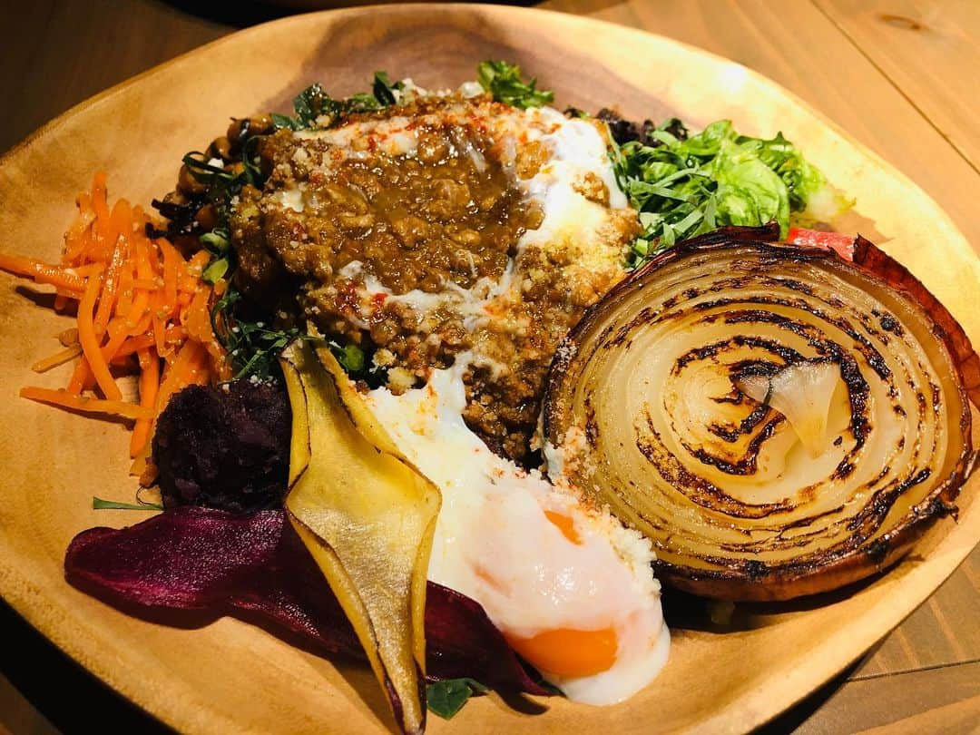 佐藤由季さんのインスタグラム写真 - (佐藤由季Instagram)「360度オイシイカレー🍛 どこから撮ろうか食べようか… 迷う程に見た目も味わいも楽しませてくれるカレーを、ビューティアロマセラピストの 高橋美穂子さん @mihoko_aromabeauty が 教えて下さいました💓 流石、女子力高い方の選ぶカレー屋さん🤩 えぐみのない新鮮なたっぷりケールの上に 甘めのキーマカレー、トッピングのお野菜も 繊細なアレンジが加えられていて、 身体にも優しい😌 カレーが繋ぐご縁は深いので、、、 また次のカレー女子会のお約束もしてます〜ふふふ😘 素敵なプレゼントも ありがとうございました🥺💕 書きたいこといっぱいあるので…（笑） 続きはブログにアップしますね🙋‍♀️ #カレー  #久しぶりのカレー投稿  #WEARETHEFARM_MEGURO #目黒  #オシャレカレー  #ケール  #お野菜たっぷり  #キーマカレー  #ビューティアロマセラピスト  #高橋美穂子 さん #大学の先輩後輩 でもある #学習院女子大学  #ごきげんよう 大学（笑） #高橋さんプロデュースコスメ  #LikeaROSE  #化粧水  #大ファン  #カレーが繋ぐご縁  #カレー女子会  #カレーマイスター  #フリーアナウンサー  #佐藤由季  #続きはブログで （笑）」12月7日 19時40分 - yukisato0710