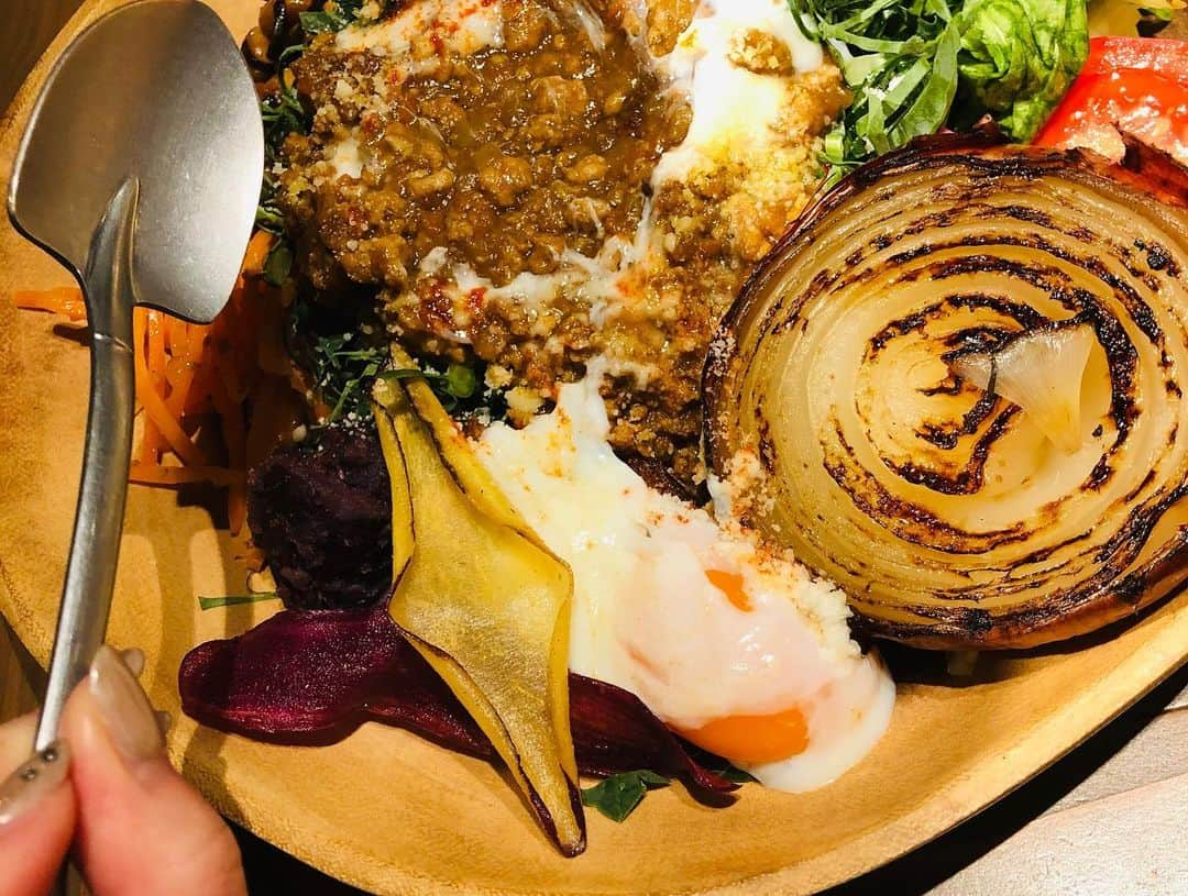 佐藤由季さんのインスタグラム写真 - (佐藤由季Instagram)「360度オイシイカレー🍛 どこから撮ろうか食べようか… 迷う程に見た目も味わいも楽しませてくれるカレーを、ビューティアロマセラピストの 高橋美穂子さん @mihoko_aromabeauty が 教えて下さいました💓 流石、女子力高い方の選ぶカレー屋さん🤩 えぐみのない新鮮なたっぷりケールの上に 甘めのキーマカレー、トッピングのお野菜も 繊細なアレンジが加えられていて、 身体にも優しい😌 カレーが繋ぐご縁は深いので、、、 また次のカレー女子会のお約束もしてます〜ふふふ😘 素敵なプレゼントも ありがとうございました🥺💕 書きたいこといっぱいあるので…（笑） 続きはブログにアップしますね🙋‍♀️ #カレー  #久しぶりのカレー投稿  #WEARETHEFARM_MEGURO #目黒  #オシャレカレー  #ケール  #お野菜たっぷり  #キーマカレー  #ビューティアロマセラピスト  #高橋美穂子 さん #大学の先輩後輩 でもある #学習院女子大学  #ごきげんよう 大学（笑） #高橋さんプロデュースコスメ  #LikeaROSE  #化粧水  #大ファン  #カレーが繋ぐご縁  #カレー女子会  #カレーマイスター  #フリーアナウンサー  #佐藤由季  #続きはブログで （笑）」12月7日 19時40分 - yukisato0710