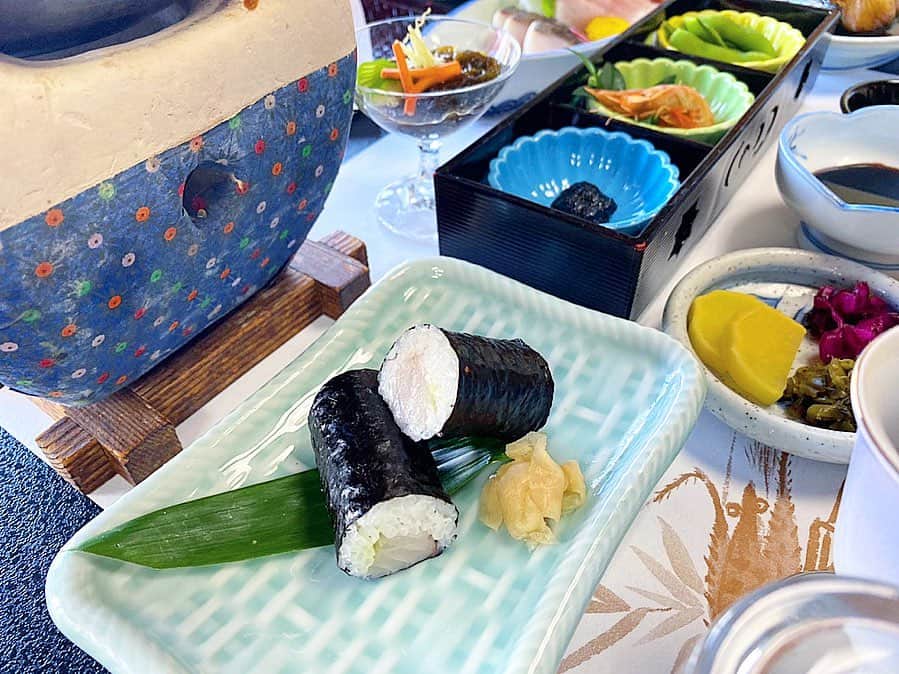 尾崎ななみさんのインスタグラム写真 - (尾崎ななみInstagram)「❁︎ ㅤㅤㅤㅤㅤㅤㅤㅤㅤㅤㅤㅤㅤㅤㅤㅤㅤㅤㅤㅤㅤㅤㅤㅤㅤㅤㅤ ㅤㅤㅤㅤㅤㅤㅤㅤㅤㅤㅤ 離島へは、#答志島トロさわら を食べに行ってきましたー‼︎ ㅤㅤㅤㅤㅤㅤㅤㅤㅤㅤㅤ #くつろぎの宿美さき @misaki.toushi_island.onsen で、答志島トロさわらづくしのお料理٩( *˙0˙*)۶ ㅤㅤㅤㅤㅤㅤㅤㅤㅤㅤㅤ お昼から頂けるメニューの豪華さにビックリ！ ㅤㅤㅤㅤㅤㅤㅤㅤㅤㅤㅤ 答志島トロさわらは、厳しい基準をクリアをしたものだけが名乗れます。 ㅤㅤㅤㅤㅤㅤㅤㅤㅤㅤㅤ  ㅤㅤㅤㅤㅤㅤㅤㅤㅤㅤㅤ ★ 一本釣りに限る。 ㅤㅤㅤㅤㅤㅤㅤㅤㅤㅤㅤ ★2.1kg以上、4.0kg以下のサイズ。 ㅤㅤㅤㅤㅤㅤㅤㅤㅤㅤㅤ ★ 当日に漁獲した個体のみ対象。 ㅤㅤㅤㅤㅤㅤㅤㅤㅤㅤㅤ ★痩せ個体、可食部に傷のある個体、変形個体は対象外。 ㅤㅤㅤㅤㅤㅤㅤㅤㅤㅤㅤ ★ 鳥羽市の離島、答志島(和具浦・答志・桃取町)、菅島(菅島)で水揚げされたサワラのみ。  ㅤㅤㅤㅤㅤㅤㅤㅤㅤㅤㅤ 鳥羽でサワラ料理といえば「お刺身」か「炙り」が主流で、2種類食べ比べができましたよ♫ ㅤㅤㅤㅤㅤㅤㅤㅤㅤㅤㅤ 細巻きや炊き込みご飯にもトロさわらが！ ㅤㅤㅤㅤㅤㅤㅤㅤㅤㅤㅤ 今が旬で、脂がのって格別に美味しいー♡︎(°´ ˘ `°)/ ㅤㅤㅤㅤㅤㅤㅤㅤㅤㅤㅤ 他にも地元の海産物が色々頂けます。 煮魚もデカイ！ 味付けも抜群に美味しかったです♫ ㅤㅤㅤㅤㅤㅤㅤㅤㅤㅤㅤ 伊勢えびは、やっぱり刺身が一番美味しい〜‼︎‼︎ ㅤㅤㅤㅤㅤㅤㅤㅤㅤㅤㅤ ㅤㅤㅤㅤㅤㅤㅤㅤㅤㅤㅤ 答志島温泉(天然温泉100%)もあるので、温泉付きランチも楽しめます。 ㅤㅤㅤㅤㅤㅤㅤㅤㅤㅤㅤ でも、せっかく来たならゆっくり泊まりたいよね(｡･о･｡) 全室海側で、海から昇る朝日も望めるそうです！  ㅤㅤㅤㅤㅤㅤㅤㅤㅤㅤㅤ 鳥羽市から高速船で15分で着く近さ。 是非、現地で堪能して頂きたい✧︎*。 ㅤㅤㅤㅤㅤ ㅤㅤㅤㅤㅤㅤㅤㅤㅤㅤㅤㅤㅤ ㅤㅤㅤㅤㅤㅤㅤㅤㅤㅤㅤㅤㅤ ㅤㅤㅤㅤㅤㅤㅤㅤㅤㅤㅤ ----*----* くつろぎの宿 美さき ----*----* ㅤㅤㅤㅤㅤㅤㅤㅤㅤㅤㅤㅤㅤ 住所: 三重県鳥羽市答志島答志415 電話: 0599-37-2141 ※和具港まで送迎していただけますので、お電話でお伝えくださいね。 ㅤㅤㅤㅤㅤㅤㅤㅤㅤㅤㅤㅤㅤ  ㅤㅤㅤㅤㅤㅤㅤㅤㅤㅤㅤ ----*----*----*----*----*----*----*----* ㅤㅤㅤㅤㅤㅤㅤㅤㅤㅤㅤㅤㅤ  ㅤㅤㅤㅤㅤㅤㅤㅤㅤㅤㅤ ㅤㅤㅤㅤㅤㅤㅤㅤㅤㅤㅤ ㅤㅤㅤㅤㅤㅤㅤㅤㅤㅤㅤㅤㅤ  #日本#三重#三重県#伊勢志摩#鳥羽市#鳥羽#離島#さわら#海#三重旅行#伊勢志摩旅行#尾崎ななみ#伊勢志摩アンバサダー」12月7日 19時40分 - nanami_ozaki_73