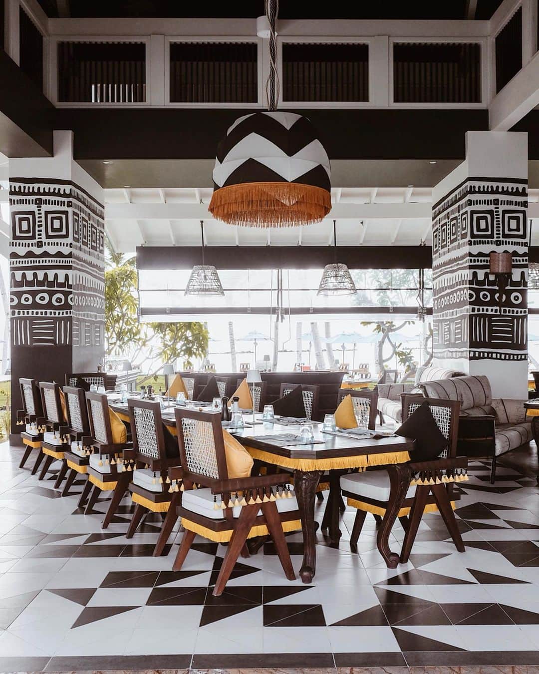 Y U R I Eさんのインスタグラム写真 - (Y U R I EInstagram)「good design restaurant in SAii Lagoon Maldives. MR TOMYAM & MISS OLIVE OYL💋 @saiilagoonmaldives のレストランのインテリアは遊び心があってすき💡 @curiocollection #SAiiLagoonMaldives#CurioCurates#ad#モルディブ#旅#海外旅行」12月7日 19時49分 - yuriexx67