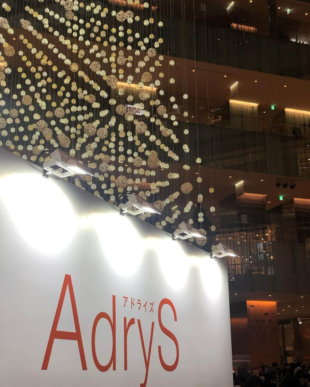 丸山悠美さんのインスタグラム写真 - (丸山悠美Instagram)「丸の内KITTEで﻿ AdryS（アドライズ）の無料タッチアップ✨﻿ ﻿ 美白と保湿ができる乾燥肌にぴったりの﻿ ☑︎AdryS アクティブローション﻿ ☑︎AdryS アクティブクリーム﻿ ﻿ 感想としては、、お肌への吸い込みが凄い！﻿ 乾燥してお肌がカサカサしていたのですが﻿ スッと馴染んでスベスベに。﻿ 全くベタつかないので使い易い印象💕﻿ ﻿ 気に入って口コミを調べたら本当に良さげ☺️﻿ ﻿ 最近美容業界で話題の「ヘパリン類似物質」と﻿ 薬用美白成分「プラセンタエキス」 2つの薬用成分をWで配合しているそう。﻿ ﻿ タッチアップの後はガチャガチャタイム🙌🏻﻿ AdrySサンプル品や期間限定クーポンを﻿ お土産にいただきました✨﻿ ﻿ 15日（日）まで丸の内KITTEで開催されています。﻿ ﻿ #AdryS #スキンケア #アドライズ #PR #KITTE #美白 #保湿 #保湿ケア #美白ケア #美容 #丸ノ内 #コスメ #新作コスメ #ママ #beauty #skincare #cosmetics」12月7日 20時00分 - maruyumi