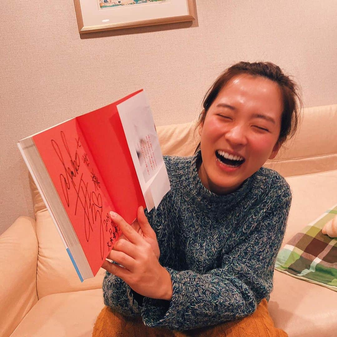 亜希子さんのインスタグラム写真 - (亜希子Instagram)「大好きな親友と、久しぶりに過ごす週末のお昼。新刊にサインなどを書かせていただく。 ・ 我が家(ササポンハウス)で、ケーキや紅茶などを飲食。 ・ もう家族みたいな感じ。 ・ 一緒にいると楽しくて、私は時々泣きそうになるのだけれども、またパワーアップして会いたいとも思うし。 ・ 1枚目は何かの弾みに大笑いして、スッピンでおデコが光ってしまった大木さん。素すぎる。 ・ 2枚目は、オヤツを食べる我々。」12月7日 19時54分 - akiko_ohki