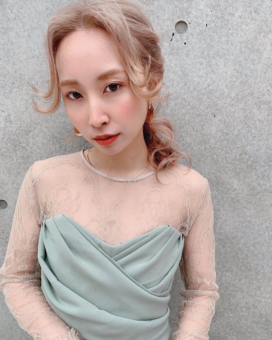 榊原伶奈のインスタグラム：「結婚式ぱーてー💒✨ ゆーたろーさん毎度ありがとうございます☺️ #結婚式ヘアアレンジ #結婚式 #結婚式コーデ #編みおろし #ヘアアレンジ #ハイトーン」