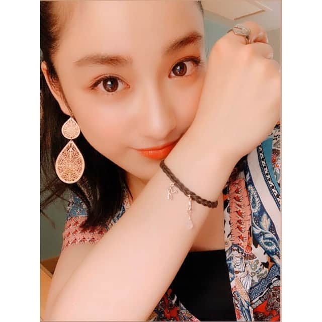 平祐奈さんのインスタグラム写真 - (平祐奈Instagram)「ALOHA FRIDAY NIGHT★ 会場のみなさん面白くて楽しかったです😆 ワンピースは　@88teesofficial  イヤリングとブレスレットはYunaFamilyに頂いたもの✨ ブレスレットは同い年の男性YunaFamilyの手作り🥺凄い‼︎ みなさんに頂いた応援メッセージ✉️やお守り、サポートグッズ、プレゼントと共に旅をしています🌴 なので一緒にハワイを満喫しましょうね☺️ #祐奈のハワイ日記」12月7日 20時00分 - yunataira_official