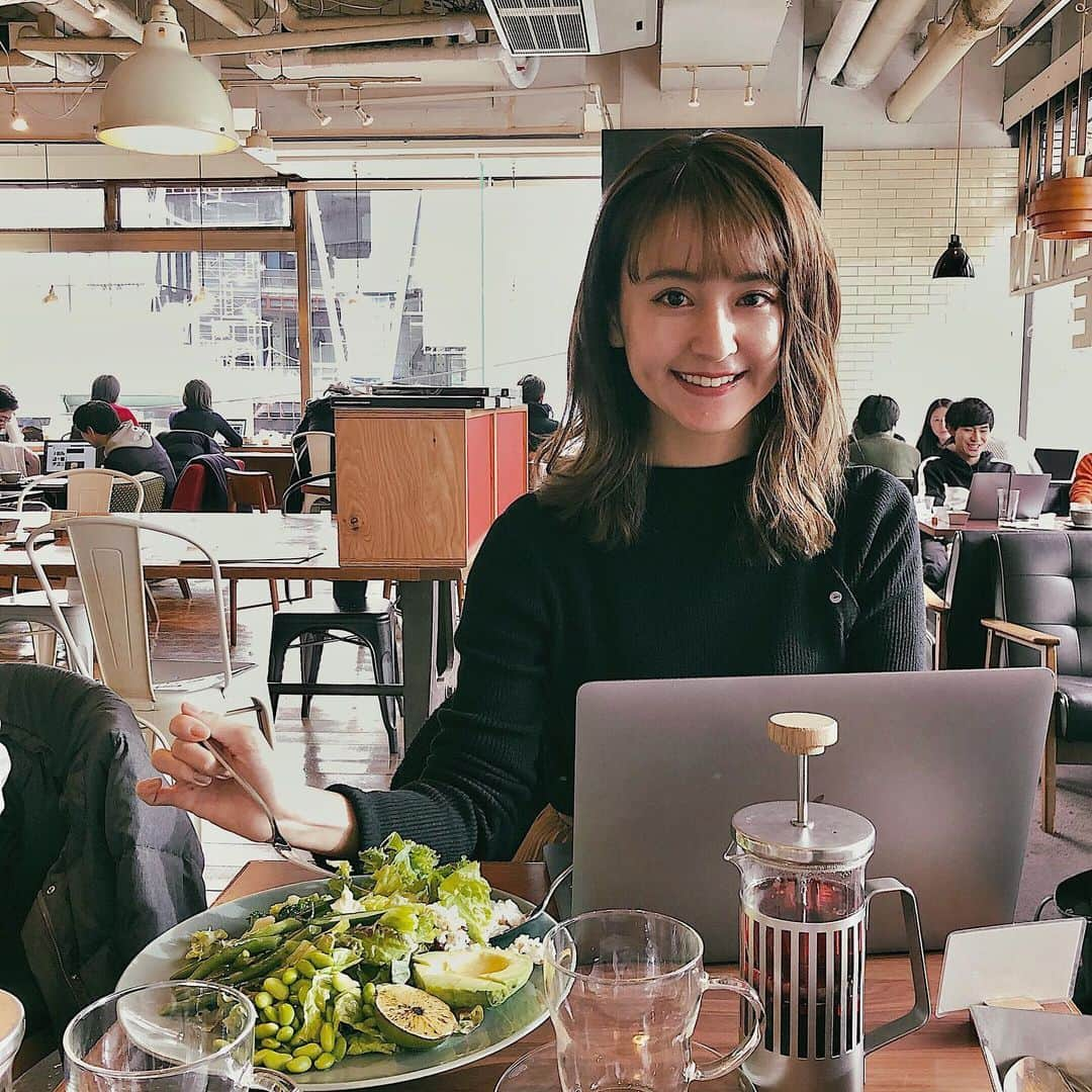 小林花織さんのインスタグラム写真 - (小林花織Instagram)「・ wifiあるし、平日なら座れるし良く行くカフェ🦙 気になってたグリーンサラダ食べたら、甘酸っぱいレモンドレッシングで仕上げてて美味しったです。 いつもハンバーガーとはパスタとかガッツリ系を選んでたから食べられなかった🐑 #Aliaのボタンニット #オフィスでも着やすいし、肌触りがめっちゃ良い所が好きです #カフェモカ700円 #☕️」12月7日 20時02分 - kaori_kobayashi04