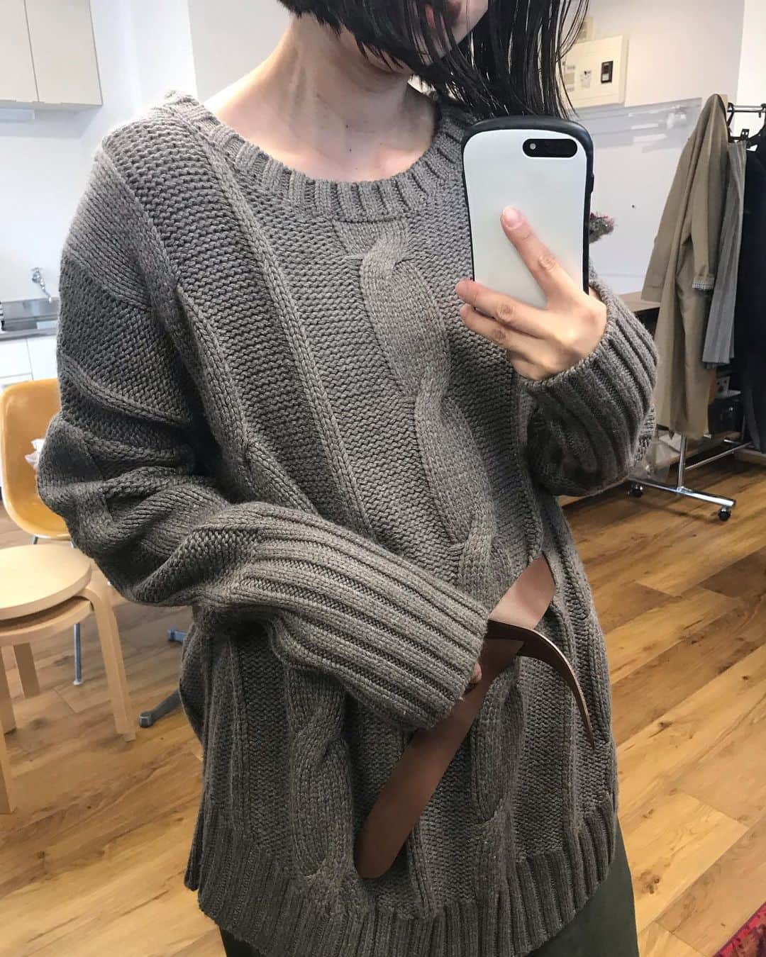 濱中鮎子のインスタグラム：「今日は寒かったなぁー！  いよいよ厚手のアウターも出番か？  お嬢抱いてると、大体暑いけど。笑  このニットもそろそろ出番。 アウター着てももたつかない！ レザーベルト付きで、ウエストのシルエット、自在に変えられます^ ^  #uhr #uhr_2019aw  #冬支度 #散らかった事務所」