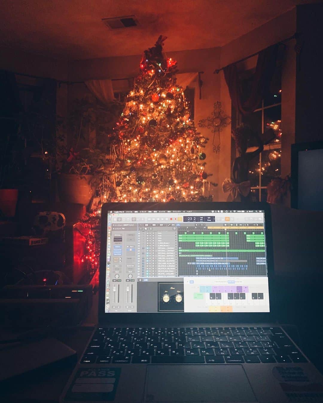 jyA-Me（ヤミー）のインスタグラム：「#MINIMAL Studio in the parents house 🏡  日中は息子に付きっきりなので、 もう夜中に仕事する事にしました💻🎧🎹 超ボリュミーなツリーを眺めながら笑🎄🎄🎄 #Midnight#Studio#Atlanta #保育園のありがたみを身に染みて感じている  #初めてキーボードでキーボードを活用中 #キーボード大きくてもって来れなかった」
