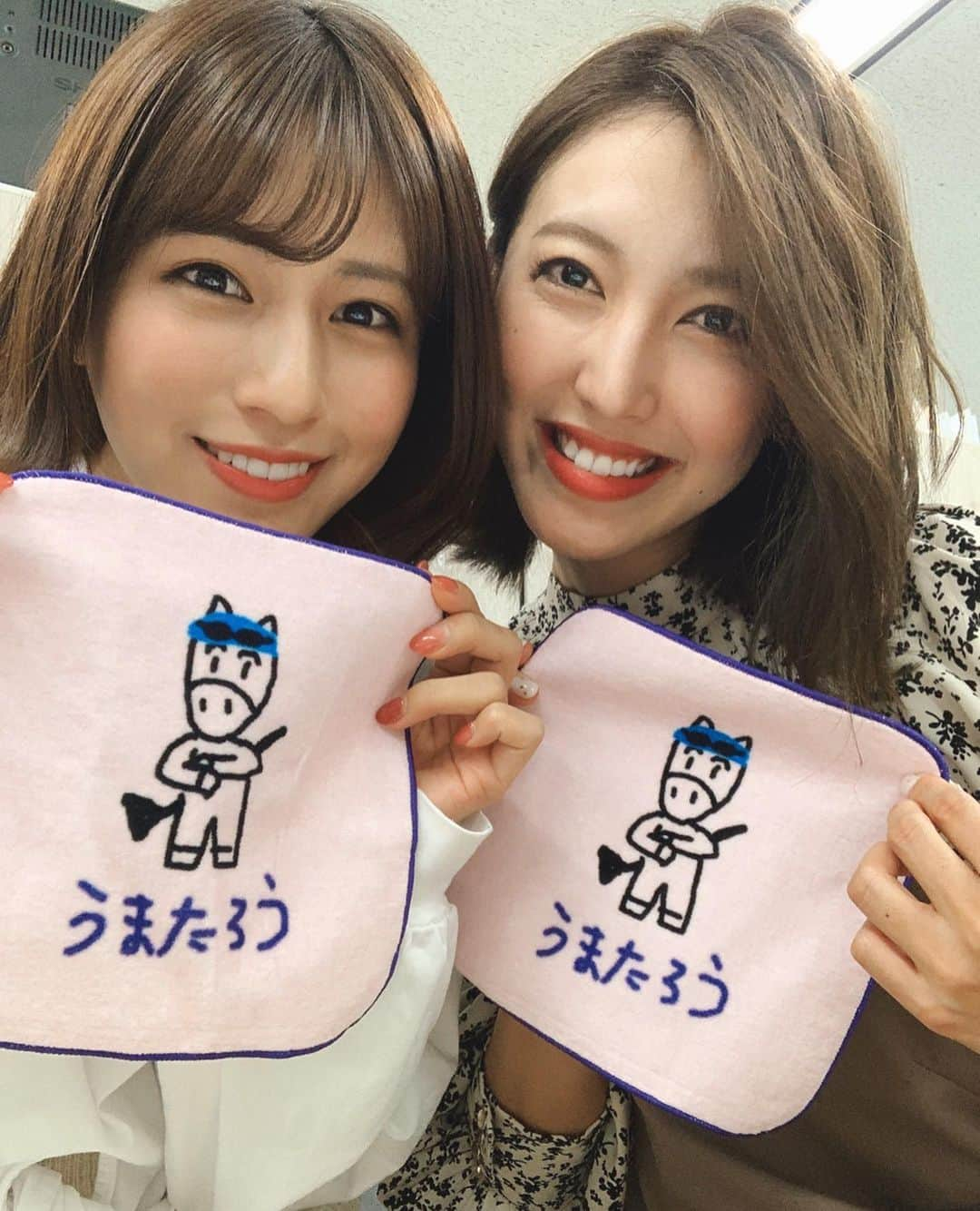 小澤陽子さんのインスタグラム写真 - (小澤陽子Instagram)「𝚊𝚝 𝚠𝚘𝚛𝚔☻  フジテレビKEIBA姉妹♞♘？笑 堤アナと小澤で、本社にある フジさんヨコ１日店長を務めました🌞🗻 . . 今日限定販売のセットも、、 200セット完売！！！😳✨ ありがとうございました🌸  足下が悪い中、想像以上に沢山の方にお越しいただき…感激でした🥺💓 . . 普段応援してくださっているみなさんにお会いでき、少しですがお話もできて元気をいただきました🌻  今日の模様は、今夜の馬好王国でも放送されるみたいです🐴✴︎. . . #フジテレビKEIBA姉妹 #堤礼美　#小澤陽子 #堤デザイン　#うまたろう #かわいい🤤❤︎ #馬好王国 #みんなのKEIBA #BSスーパーKEIBA #フジさんヨコ」12月7日 20時11分 - yoko.ozawa729