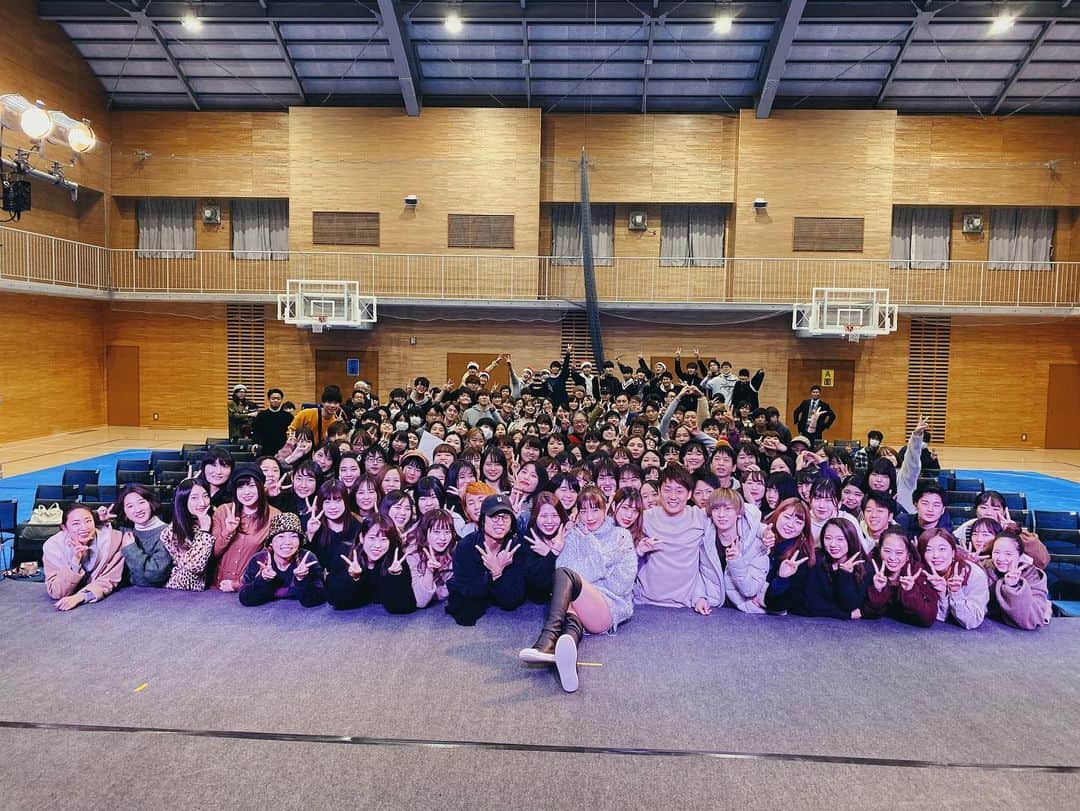 仲里依紗さんのインスタグラム写真 - (仲里依紗Instagram)「日本福祉大学東海キャンパス祭にお邪魔してトークしてきました😆✨❣️ 学園祭に出演するの実は初めてで緊張していたのだけど、とっても楽しかったよ〜🥰❤️❤️❤️ . 最後にみんなで記念写真❤️ 撮ったやつ全部載せとくね👍 . 寒いし雨だったのに たくさん集まってくれて 幸せでした💕💕🥺 ありがとうございました😘  #日本福祉大学東海キャンパス」12月7日 20時13分 - riisa1018naka