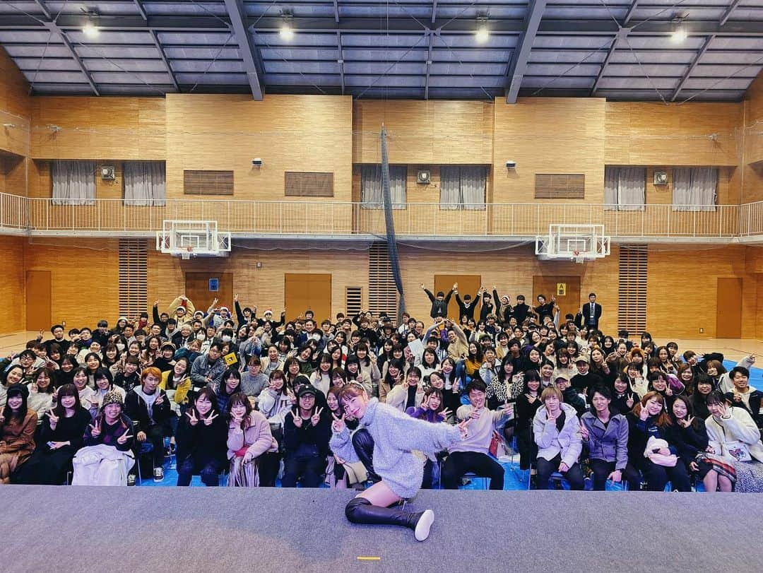 仲里依紗さんのインスタグラム写真 - (仲里依紗Instagram)「日本福祉大学東海キャンパス祭にお邪魔してトークしてきました😆✨❣️ 学園祭に出演するの実は初めてで緊張していたのだけど、とっても楽しかったよ〜🥰❤️❤️❤️ . 最後にみんなで記念写真❤️ 撮ったやつ全部載せとくね👍 . 寒いし雨だったのに たくさん集まってくれて 幸せでした💕💕🥺 ありがとうございました😘  #日本福祉大学東海キャンパス」12月7日 20時13分 - riisa1018naka