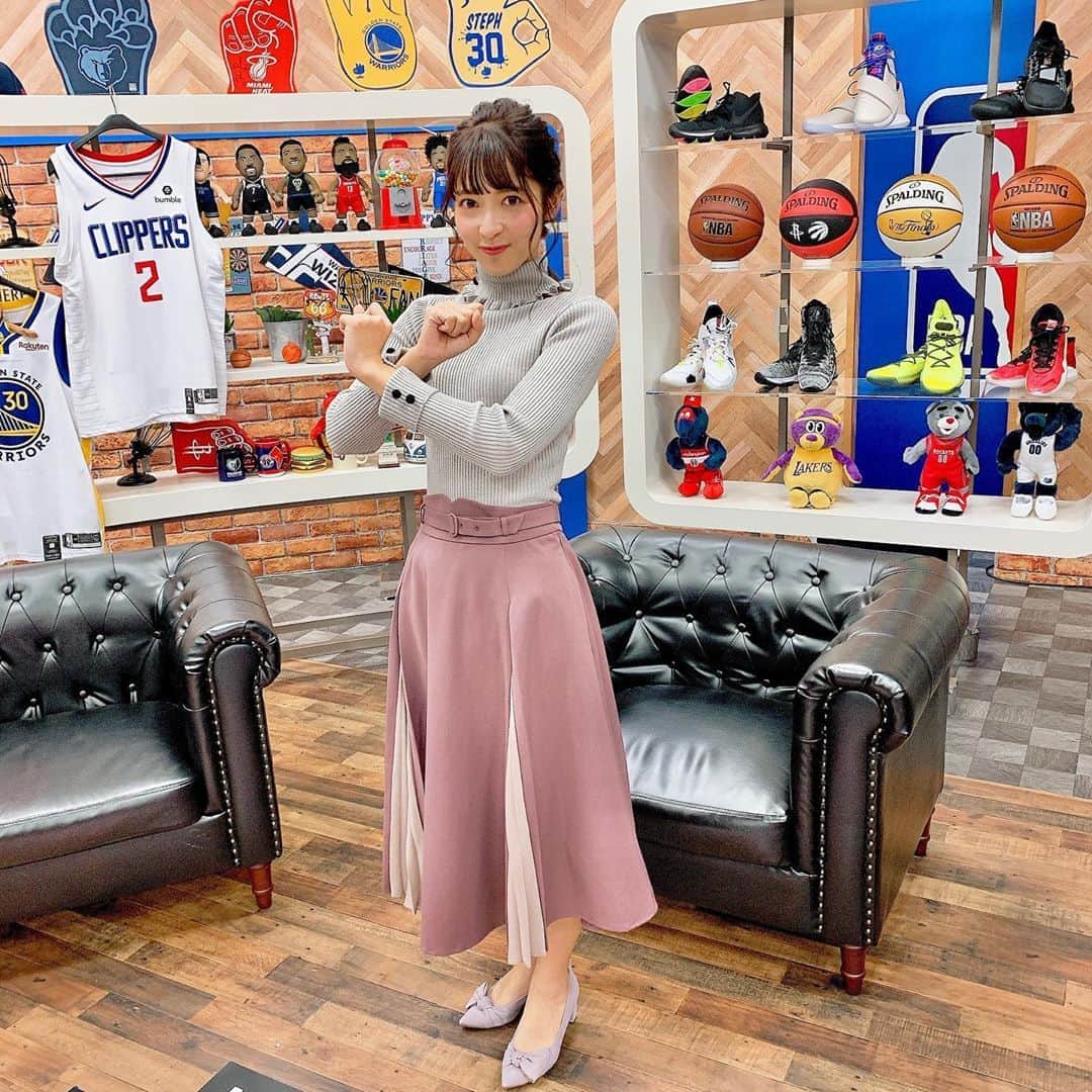 のインスタグラム：「#DAILY9 . 今夜も #グローバー さん #塚本清彦 さんとお届けします！ 解説でもよく聞くけど、 オフェンスにおいて #スクリーンプレー って改めてなんなんだ？？？を教えていただきました！ . これでみんな明日からスクリーンかけられるぞ！！！ . 衣装は #Fint さんでした！ 首元のフリルと手元のボタンがレトロ可愛い🥺 . #nbarakuten #NBA  #バスケットボール #バスケ #basketball #🏀 #ストーリーズにあげたレブロンのお茶目さんとアンソニーデイビスとのいちゃつきがたまらん可愛い #レブロンはアンソニーと名のつく人が好きなんか？ #カーメロとも仲良し」