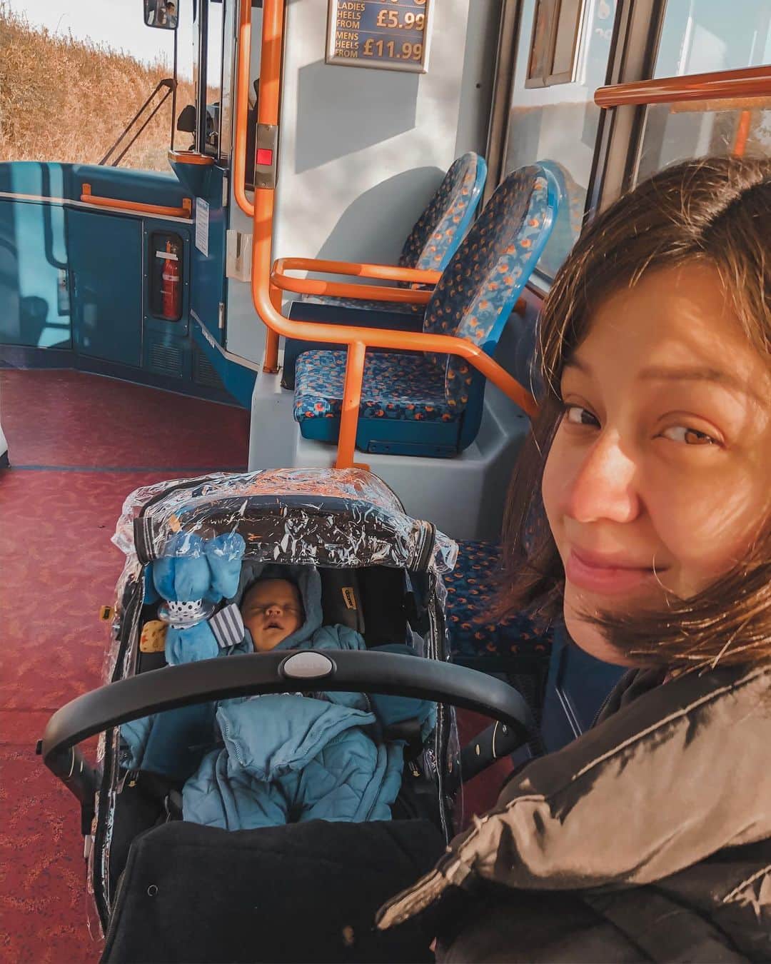 のインスタグラム：「Busrides with booboo. 💙 📷 @edward_akbar」