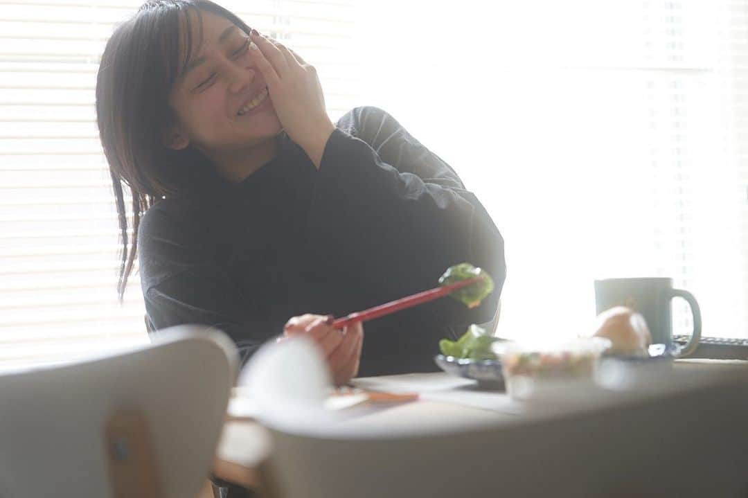 山内優花のインスタグラム：「‪ものすごく大切にしていたものだけど、﻿ 手放さなければいけないと‬﻿ ‪どこかで分かってて、‬﻿ ‪それを手放したとき、‬﻿ ﻿ ‪恐ろしい不安が襲ってきた。‬﻿ ﻿ ‪でも、手放して沢山のものが‬﻿ ‪私から無くなっていった時、‬﻿ ﻿ ‪そのたくさんの中に‬﻿ ‪埋もれてしまっていたのかも知れない‬﻿ ﻿ 私にとって本当に必要なものとか﻿ 私のことを心から思ってくれている人が﻿ 浮かび上がってきた。﻿ ﻿ 失ったものと得たものを﻿ 秤にかけたくもないくらい﻿ 今私が日々得ているものは﻿ 最高に温かくて、ありがたくて、﻿ 大切にしたい、﻿ 私を作ってくれているもの。﻿ ﻿ ありがとう﻿ もちろん失ったこれまで大切に﻿ していたものも、ありがとうだ。」