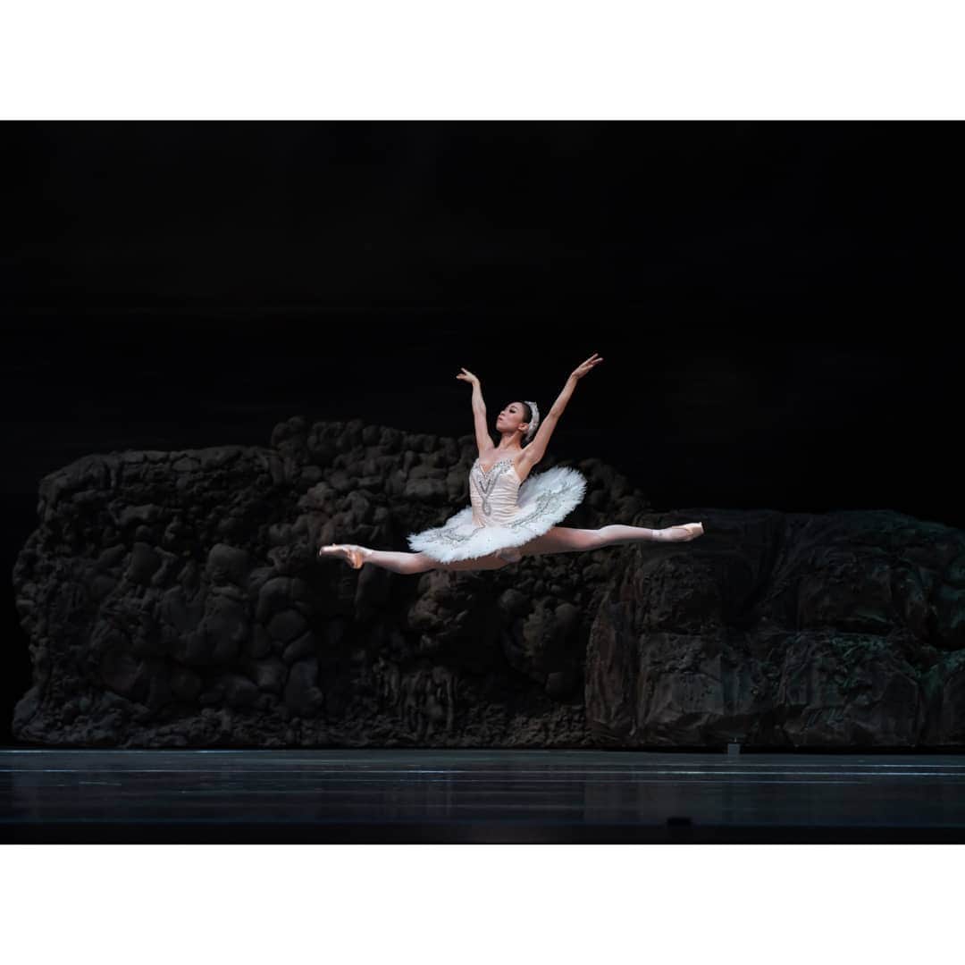峯岸伽奈のインスタグラム：「. . .  half way over 🦢 2 done 1 more to go for me. 📸@jacey_wacey  @singaporedancetheatre  #singaporedancetheatre  #swanlake  #whiteswan #odette #performance #balletdancer  #ballerina  #バレエ #バレリーナ #白鳥の湖」