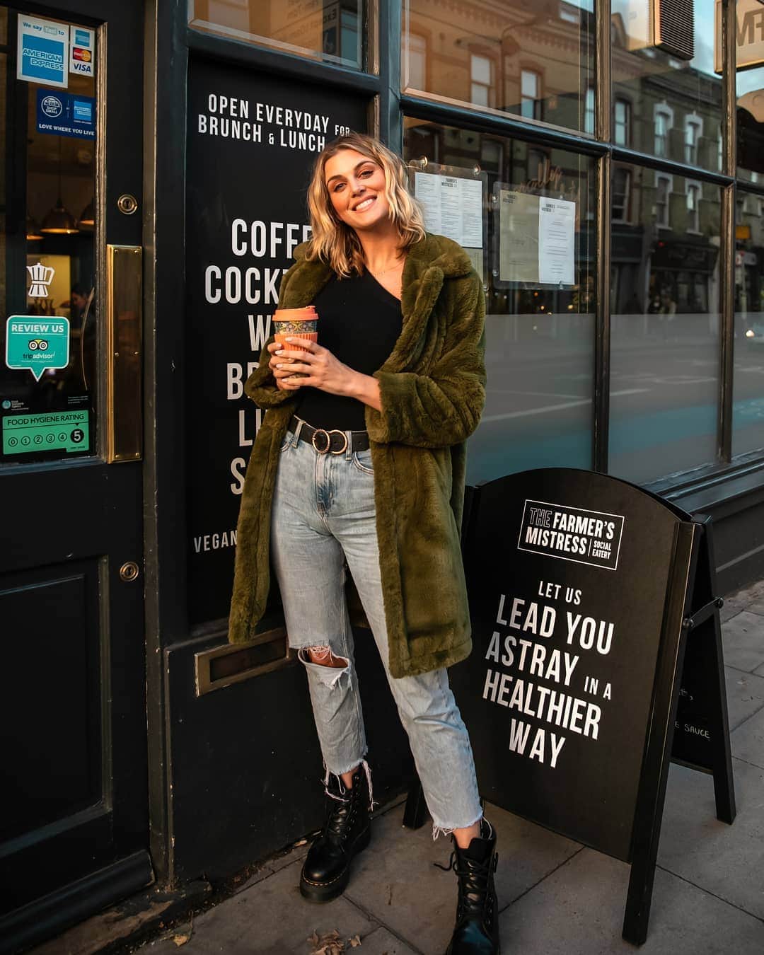 Ashley Jamesさんのインスタグラム写真 - (Ashley JamesInstagram)「AD: If you're in London, our morning coffee just got a whole lot more exciting. ☕ I'm working with this very cool app called @RWRDapp, which handpicks all the best independent coffee shops around London and connects them with us. They also have digital loyalty cards on the app, so we are rewarded for our loyalty. I don't know about you guys, but I'm terrible at losing most loyalty cards, so this is one of the best features. Since moving to Battersea, I'm so impressed with all the independent shops along the highstreet and I'm always trying to support them over the big chains (plus, dare I say the coffee is always nicer). I went along to my favourite brunch spot @Farmersmistress, to show you how easy the app is to use, so make sure you check my stories and download the app yourselves. ☕❤ #RWRDapp #supportlocal #goindependent #london」12月7日 20時25分 - ashleylouisejames