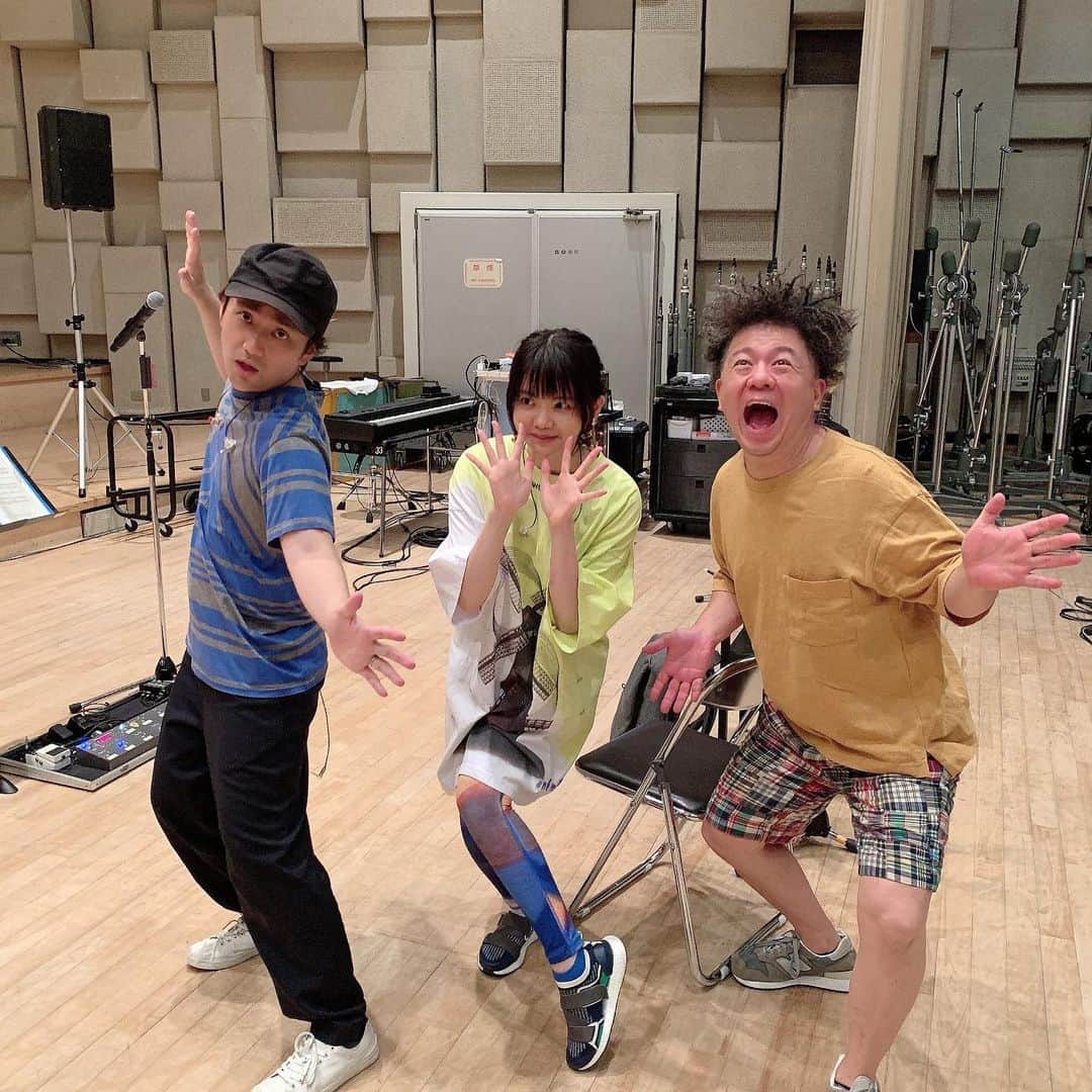 のインスタグラム：「リハを重ねてライブ❗️楽しかったーーー🎤﻿ ✨✨✨是非観て下さいね💛🧡❤️﻿ 写真は８Ｋのリハ風景🏃‍♀️お気に入りトレーニングタイツにBIGＴシャツだっ👟🌈🌈🌈﻿ あさくらさんがかりになっているね🍃🤣﻿ 🍀﻿ 🍀﻿ 🍀﻿ NHK「8Kスーパーライブ　いきものがかり」がついに放送❗️﻿ 総合テレビ：12/8(日)00:05~00:50※土曜深夜﻿ BS8K：12/8(日)21:00~22:29﻿ 📺BS8Kでは全13曲をノーカットでオンエア、そして総合テレビはダイジェスト版の放送となります❗️ ﻿ #8Kスーパーライブ」