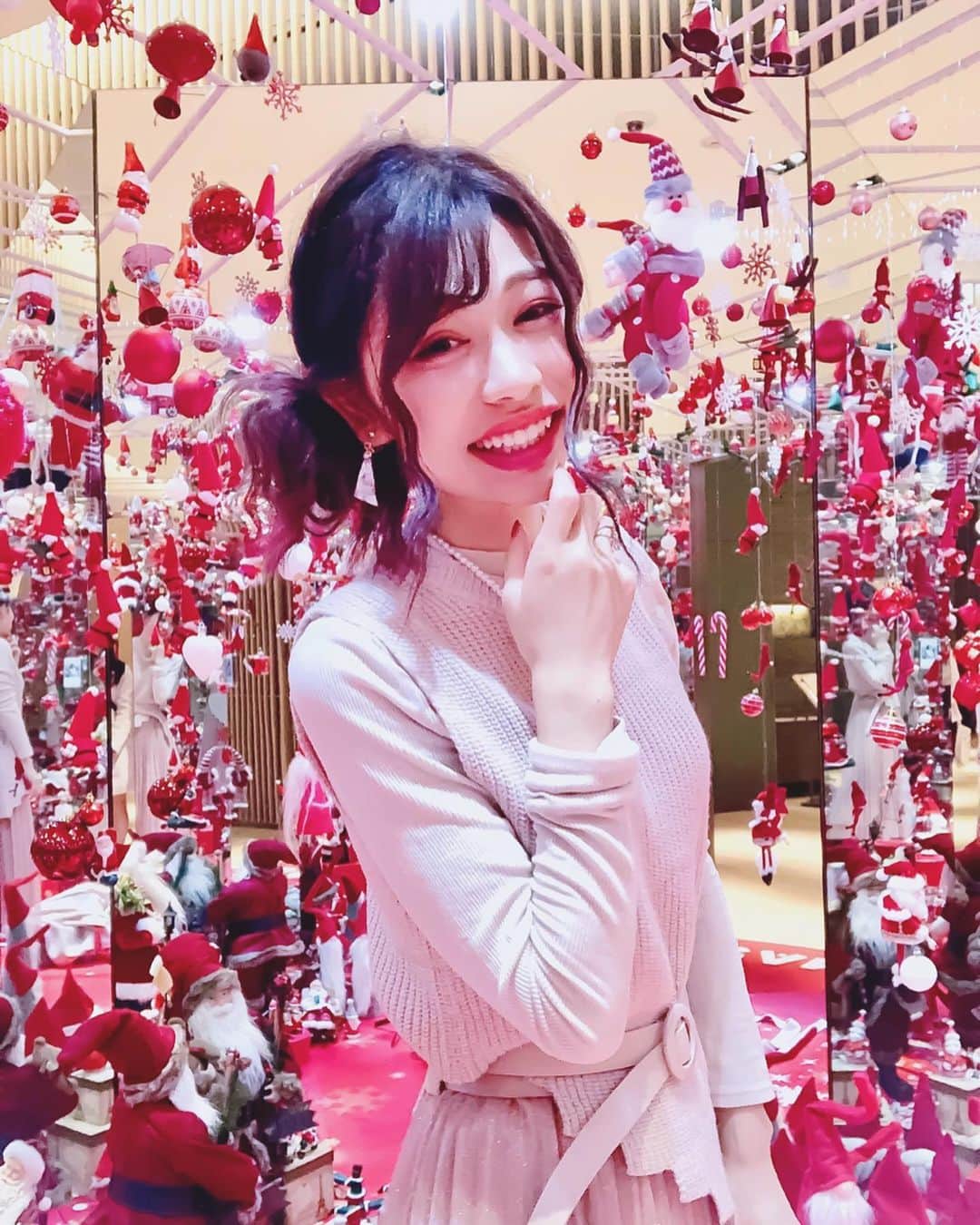 のインスタグラム：「インフィニティ サンタ♡﻿ ﻿ ﻿ 無限のサンタが広がるミラールームになってて﻿ めちゃくちゃ可愛いの😍💕﻿ ﻿ ﻿ サンタクロースでいっぱいのミラールームに﻿ 入って写真撮れるんだけど﻿ サンタさんに埋め尽くされて﻿ 不思議な空間だった🐰💞💞﻿ ﻿ ﻿ 私ふらっとよったから﻿ 一人で頑張ってとったんだけど﻿ めちゃくちゃ恥ずかしかった( ´•ᴗ•ก)💦﻿ ﻿ ちょっと並んでる感じだから﻿ 友達とかでいくといいかも🍓﻿ ﻿ ﻿ カップルで行っても楽しめるよ🌸﻿ 小さいブースだから﻿ さっと撮れる😆💕﻿ ﻿ ﻿ 近くは六本木と言えばの、﻿ 六本木のイルミネーションが見えるからそのついでにとかすごいいいと思う😍﻿ ﻿ テンション上がるのー💗💗﻿ ブルーライトで煙？と、音楽と光ですごいよー★﻿ ﻿ 六本木の﻿ デートコースだね♥️♥️﻿ ﻿ ﻿ ちなみにサンタのところは﻿ 12月22日まで、みたいだから﻿ クリスマス当日はないかも😭💕﻿ そこは気をつけて💦🙌🏻﻿ ﻿ ﻿ ﻿ みんなの楽しいクリスマスになりますように⸜❤︎⸝﻿ ﻿ ﻿ ﻿ ﻿ ⸜❤︎⸝〜𝚌𝚘𝚍𝚎〜⸜❤︎⸝﻿ ﻿ ﻿ ﻿ ❥ワンピース﻿ ﻿ @centifoliaf.official﻿ ﻿ ﻿ ﻿ ﻿ ﻿ ﻿ #デートコーデ #デートスポット #クリスマスデート #記念日デート #デートにおすすめ #イルミネーションデート #冬デート #六本木ヒルズ #ミッドタウン六本木 #東京ミッドタウン #ミッドタウン #クリスマスコーデ #モテコーデ #ワンピースコーデ #ワントーンコーデ #ガーリーコーデ #オルチャンコーデ #韓国ファッション #韓国コーデ #韓国ファッションコーデ #オルチャンファッション #オルチャン﻿ ﻿」