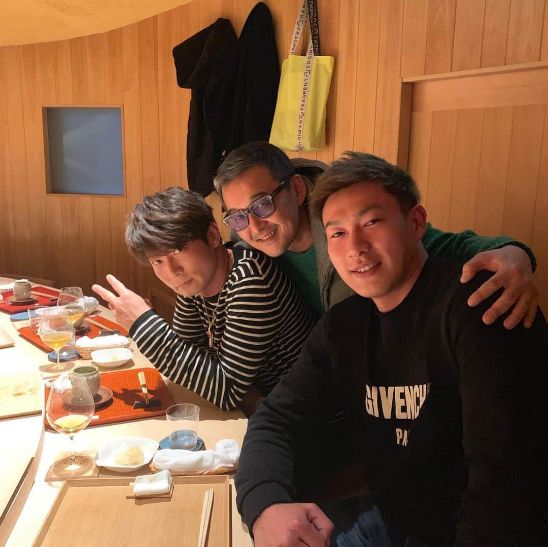 柳田悠岐さんのインスタグラム写真 - (柳田悠岐Instagram)「KeijiさんとKeisukeさんとお寿司いただきました！^ ^ 2人ともまじカッコいい！ #月や#豚そば #EXILE」12月7日 20時30分 - gita19881009