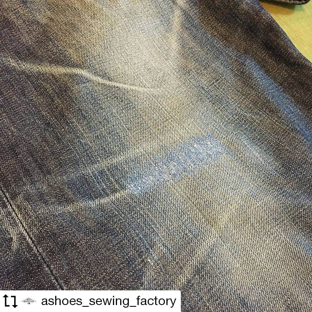 select shop「ASHOES」 SHOP STAFFのインスタグラム：「#Repost @ashoes_sewing_factory Made by @Image.Downloader · · · · 裾と膝部分の穴ふさぎと補強のリペア。  裾は完全に擦り切れていましたが、こんな感じのものも治ります。  裏はこんな感じです。写真ご参照ください。  お気軽に ご相談ください。 −−−−−−−−−−− ジーンズをカッティングから丸縫いもしています。  シルエットの別注も可能です。 −−−−−−−−−−− #デニムリペア #ジーンズ修理 #デニム修理 #サイズ変更 #幅出し #handmade #ハンドメイド #ashoes #亜洲'S #さいたま #大宮 #デニム #ジーンズ #裾上げ #チェーンステッチ #お直し #リペア #穴埋め #タタキ #singersewing #Unionspecial #sewing #sewingmachine #ミシン #シンガーミシン #ユニオンスペシャル #jukI #unionspecial43200g」