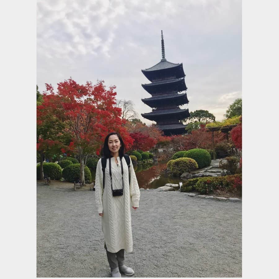 塚田文さんのインスタグラム写真 - (塚田文Instagram)「秋の京都へ。  東寺  この五重塔は木造の建築物として日本一の高さを誇るのだとか。(高さ約55m)  秋季特別公開にあたり、五重塔の初層が観られました！色あせてはいたけれど、想像で補うとそれはそれは色彩豊かな内部です✨また描かれた模様はどこかインドを感じました。(和っぽくない感じ😅貧困ボキャ💦) 初めての写経も経験してみました。(髪の毛ボッサボサだけど。) 🕰小一時間があっという間に。 場所は東寺の“食堂” “しょくどう”はどこですか？と聞いたら、“じきどう”はあちらですょ。と間髪入れずに言われました😅“じきどう”って読むンですね💦  五重塔を眺めながら一服。 拾った落ち葉を添えてみました。  #2019年秋 #2019紅葉 #京都 #東寺 #五重塔 #初層 #初層内部特別拝観 #食堂 #写経体験  #japantravel #japantrip #autumn2019 #autumninkyoto #kyoto #toji #tojitemple #sutracopying #transcribingasutra」12月7日 20時34分 - tsukadaaya1976