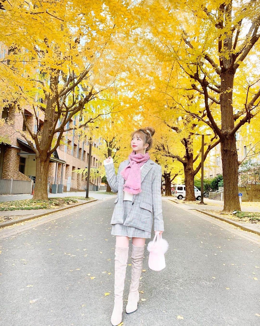 エリンコさんのインスタグラム写真 - (エリンコInstagram)「🍁 . イチョウの木の下で...💛 . とーーーーっても綺麗🥺💕 東京大学の所に満開のイチョウの木があったよ🎀 . 初めていったけど感動した💖 . チェックのセットアップに 伊達メガネして学生っぽくしてみた🤓w . . なんだか、いっきに寒くなってきたね🙈💦 みんな体調に気をつけてね🥺 . #イチョウ並木 #イチョウの木  #本郷三丁目 #code #ootd #セットアップ #伊達眼鏡 #メガネ #fashion #えりんコーデ #えりんこヘアアレンジ #东京 #时尚潮流 #可爱的  #マフラー #ブーツ #東大 #東京大学」12月7日 20時45分 - erinko0315