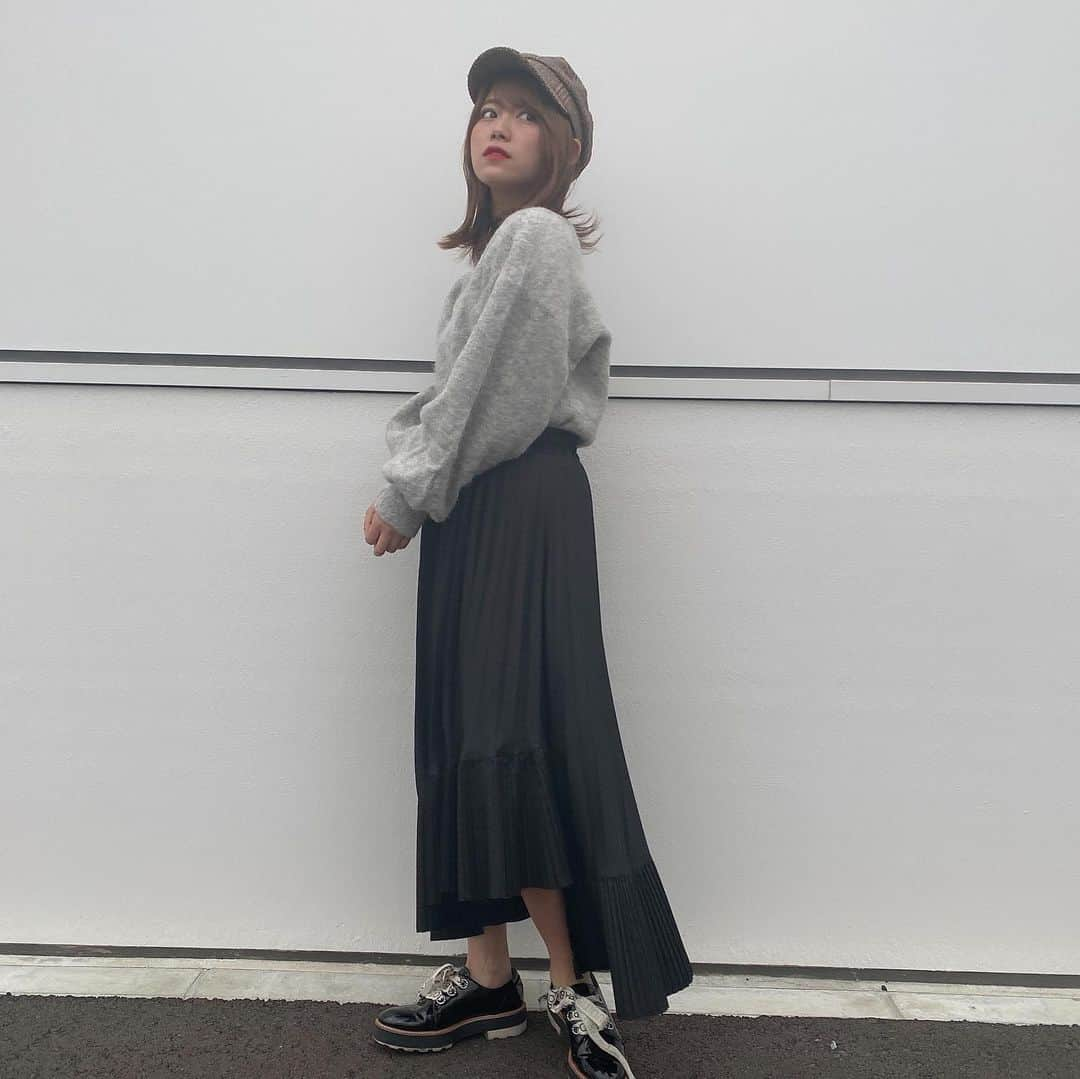 山内鈴蘭さんのインスタグラム写真 - (山内鈴蘭Instagram)「私服さんです⭐️⭐️⭐️ ． ． CAP #barak @barak_official  Knit #jeanasis @jeanasis_official  skirt #korea #koreanfashion  shoes #zara @zara ． ． ニット引っ張り出したよ！ 最近寒くて服選び大変ね😭⭐︎⭐︎ ニットって大きく見えがちだから 首元が空いてるニットを選んで キュッとウエストが締まるボトムを 合わせてあげたよんっ🙋‍♀️ 一つだけ言えば、ベルトがあれば最高。笑 忘れた、家に。。笑 靴下は見えない靴下だけど めちゃモコモコで発熱効果のあるものを❤️ チョーカーがまた可愛いのだ🥺🥺🥺 ． ． #私服 #コーデ #ニット #チョーカー #今日のコーデ #ニットコーデ #帽子 #帽子コーデ #ファッション #fashion #instagood #使い回しコーデ」12月7日 20時38分 - xxsuzuranxx