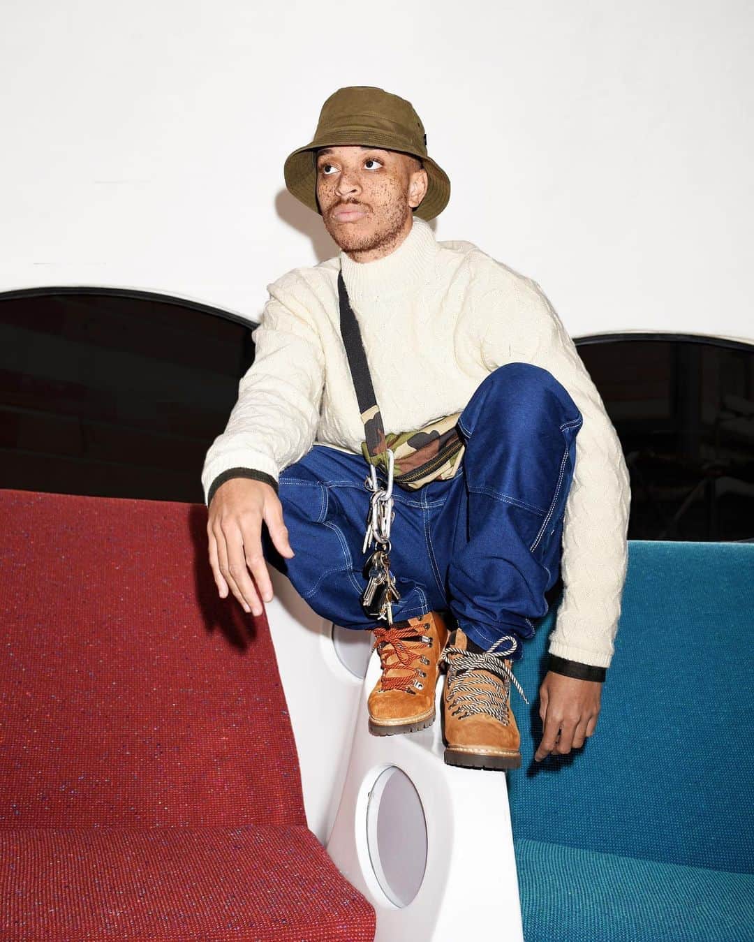 のインスタグラム：「Voici le second chapitre de la collaboration entre @paraboot_official x Bleu de Paname pour l’hiver 19-20. 🛸 Telle une une "capsule temporelle " elle débarque  pour mieux explorer les dimensions  de nos villes... 🔦  Bleu de Paname à revisité le mythique modèle de la firme Paraboot : la "Avoriaz". Version inédite, revisité dans un coloris cognac et empiècements velours côtelés. 🏭 Made in France 🇫🇷 — Un peu d’histoire :  Avoriaz est un modèle de chaussure comme les anciennes chaussures de nos vieux guides. Une boots en cuir lisse marron de la marque Paraboot, avec des oeillets comme avant et des lacets plats.Un tour de cheville moltonée pour que la chaussure soit comme un chausson dès le premier jour porté ! Une semelle fine et confortable avec des crampons afin d’affronter l’hiver en toute sereinité !. 🏔  #bleudepaname #paraboot #madeinfrance #bdp10 📸 @melchiorabeille En Bleu : @lerounoi」