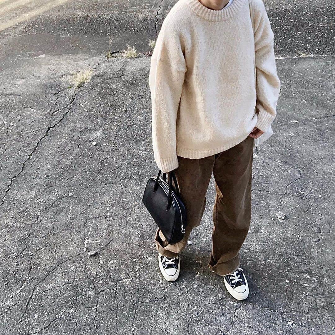 のインスタグラム：「* 2019.12.7(sat) ・ ゆるニットこーで♡ 白ニットは毎年定番で欲しくなるけど 今年は綺麗な色のニットやスウェットに目がいきます👀✨ ・ ・ もちふわニット @sog.official_  で販売中 なかなか写真では伝えづらいけど ほんまに可愛くておすすめニット❤︎ ・ ・  #sog #sog_style  #ゆるニット#韓国ファッション #韓国服 #韓国ファッション通販 #秋コーデ #冬コーデ #高身長コーデ #オーバーサイズ #プチプラコーデ #カジュアルコーデ #ゆるコーデ  #着比べコーデ #着回しコーデ #スウェットコーデ #大人カジュアル #スニーカー女子 #コーデュロイパンツ #leno #aeta #ショートカット女子 #プチプラ」
