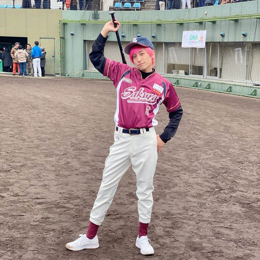 兼近大樹さんのインスタグラム写真 - (兼近大樹Instagram)「野球。  #13年ぶり #あの頃夢見た場所には立ってないけど #別の誰かがかわりにその場所にいてくれてる #俺も誰かのかわりに今この場所で生きてるんだ #君のその生き方も君にしかできないものなんだぜ #は？ #legend選手たちと闘ってきた #まじパワプロ #アゲ #いやアゲアゲ #アゲアゲふぁいなるどめすてぃっくエキゾチックフォーリンぶっとびベースボールでしたわ #こやぶるスポーツ  #みたきゃみれし #てめぇらは学生時代に戻れんじゃね？ #1年こえだそーーー #ピッチャービビってる！！へいへいへい #ビビった時は俺に頼れ #話なら聞くよ？」12月7日 20時53分 - kanechikadaiki