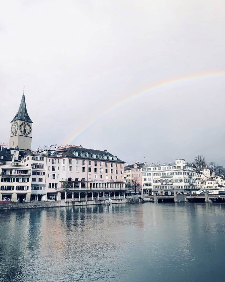 新倉瞳さんのインスタグラム写真 - (新倉瞳Instagram)「Rainbow in the white morning sky ‪  白い朝にかかる七色の雨の弓‬ ‪  うーんまたこういう音を奏でたくなったぞうレインボウ‬  #rainbow #regenbogen #zürich #morning #saturdaymorning #虹 #白い朝」12月7日 20時48分 - hitominiikura